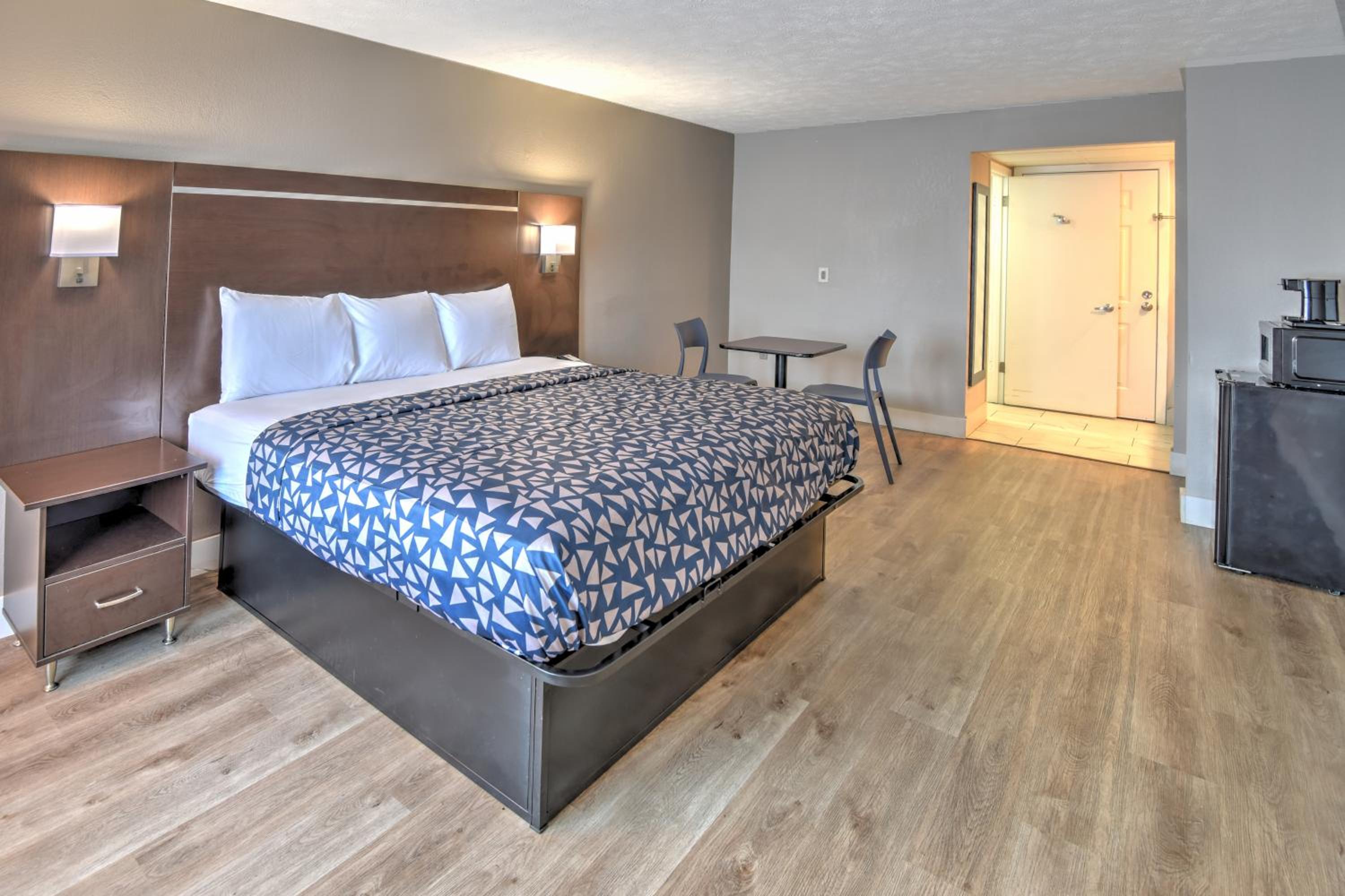 King Room with River View - Non Smoking/Exterior Hall - Photo 8