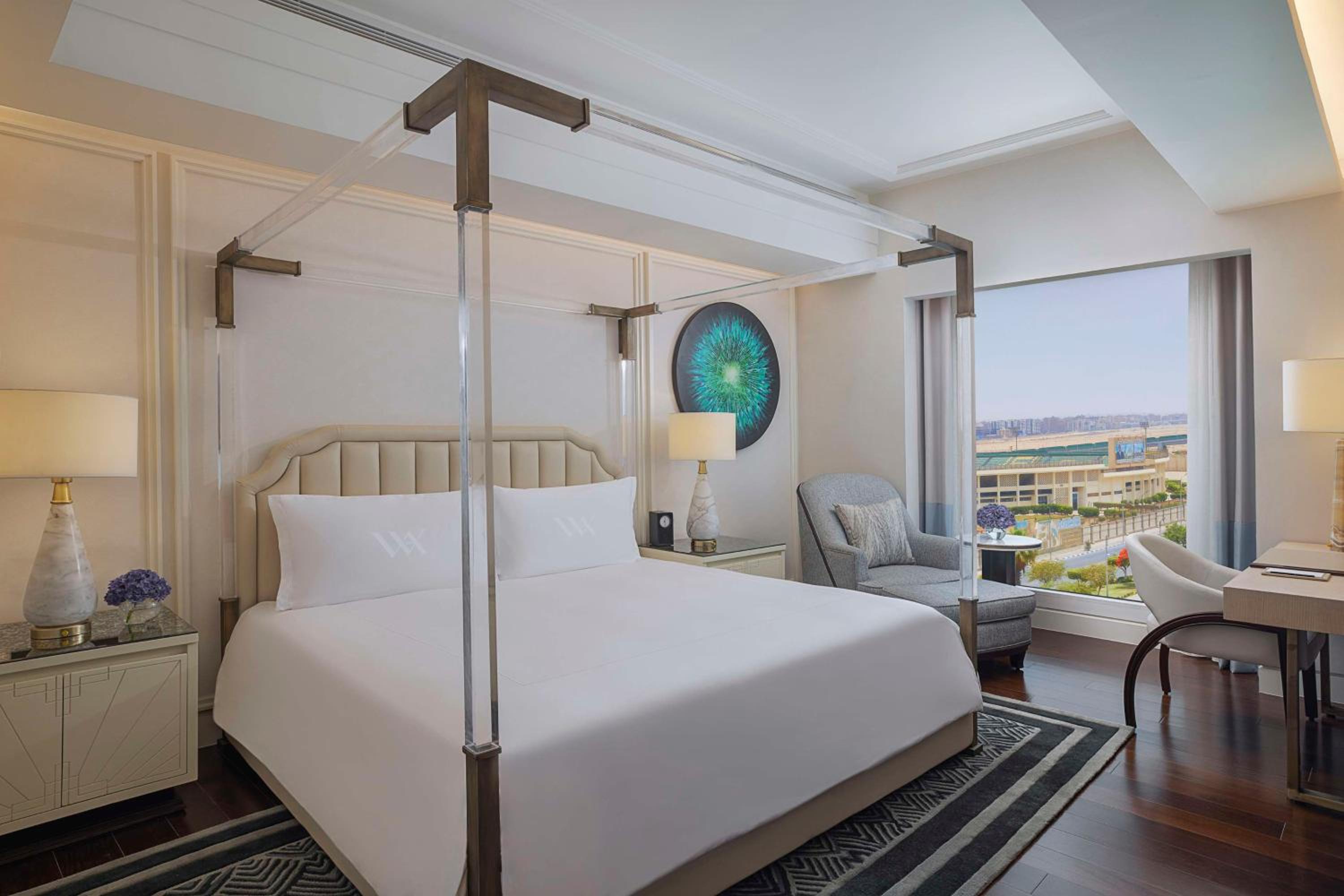 Premier One-Bedroom King Suite thumbnail 5