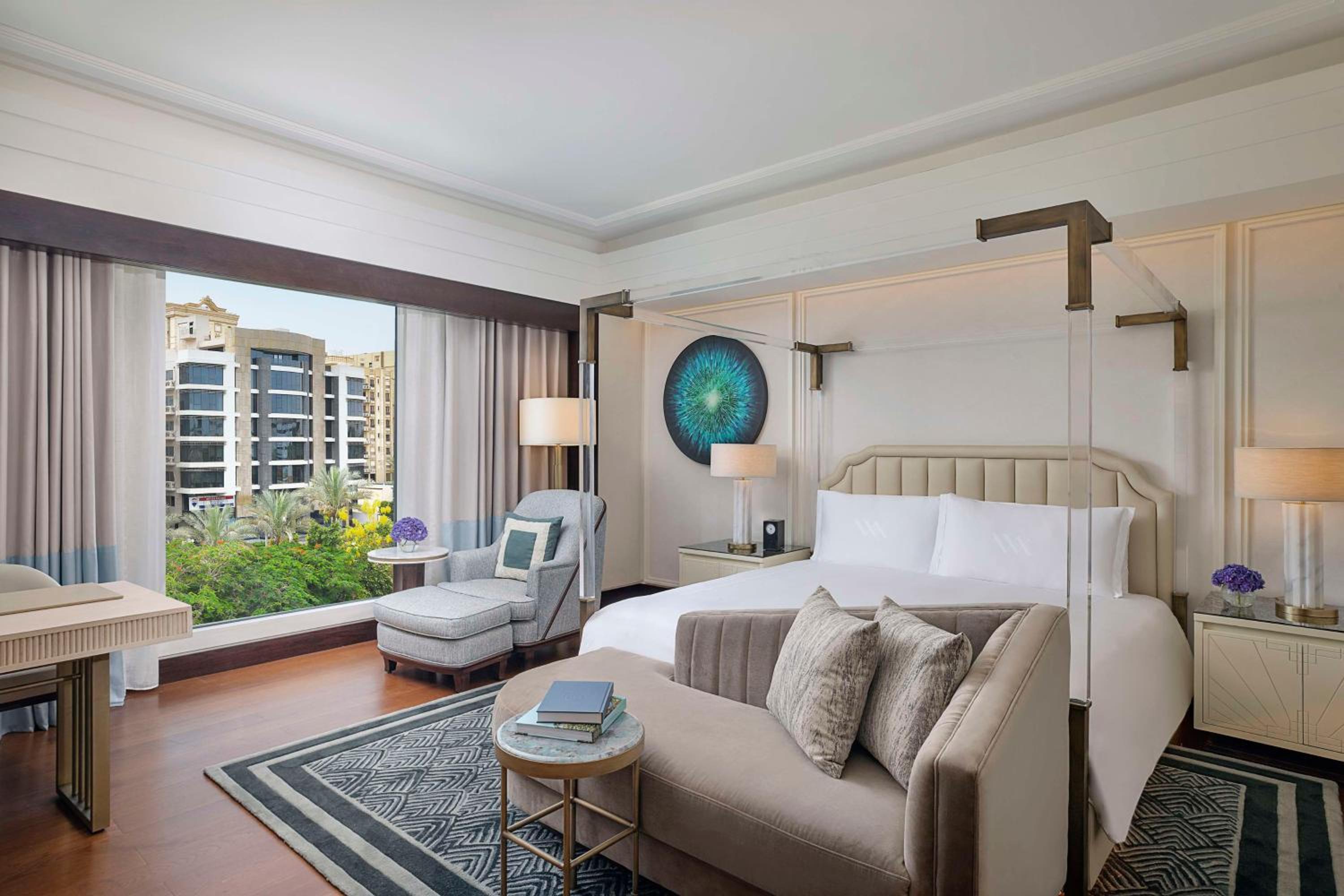 Deluxe One-Bedroom King Suite thumbnail 5
