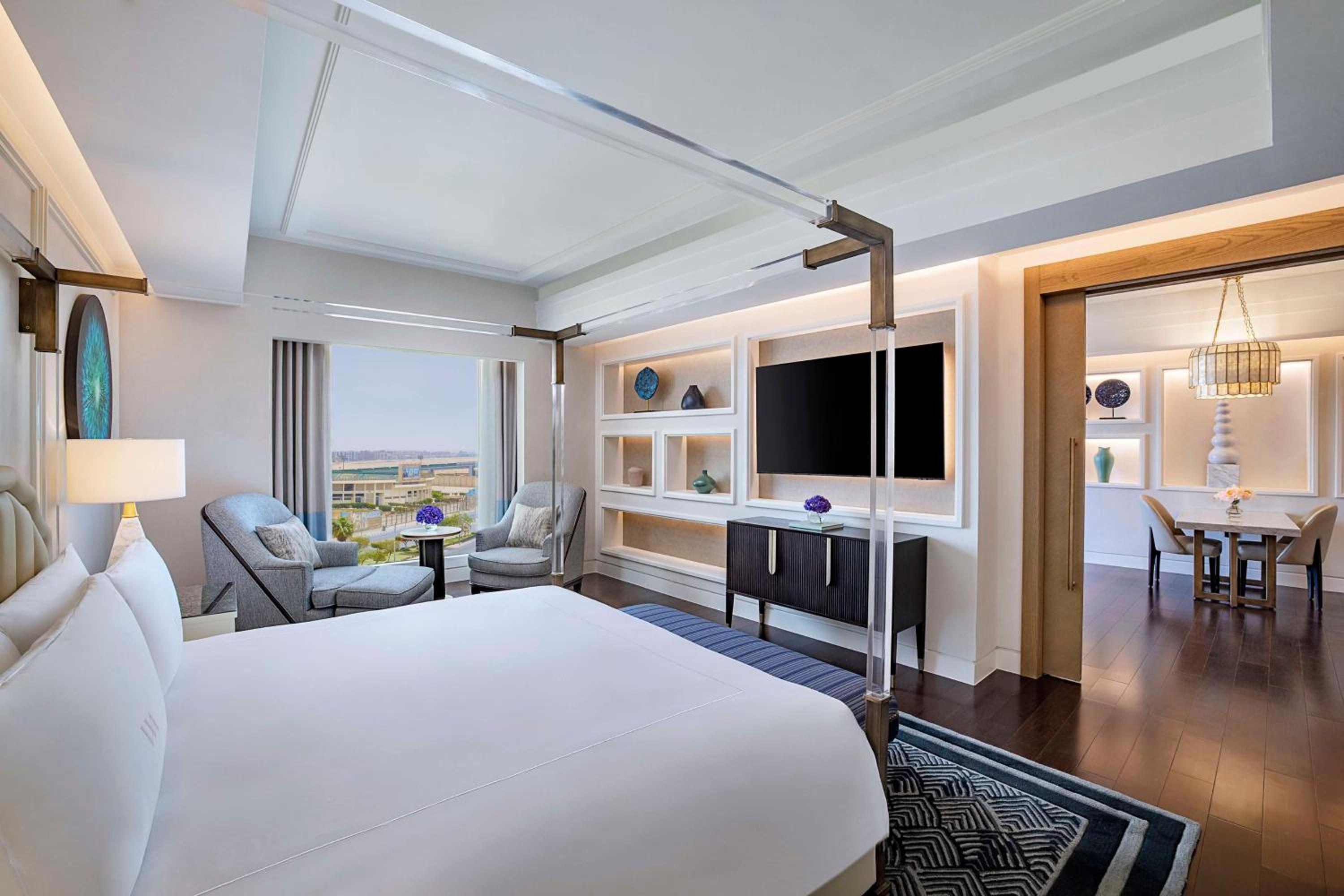 Superior One-Bedroom King Suite thumbnail 6