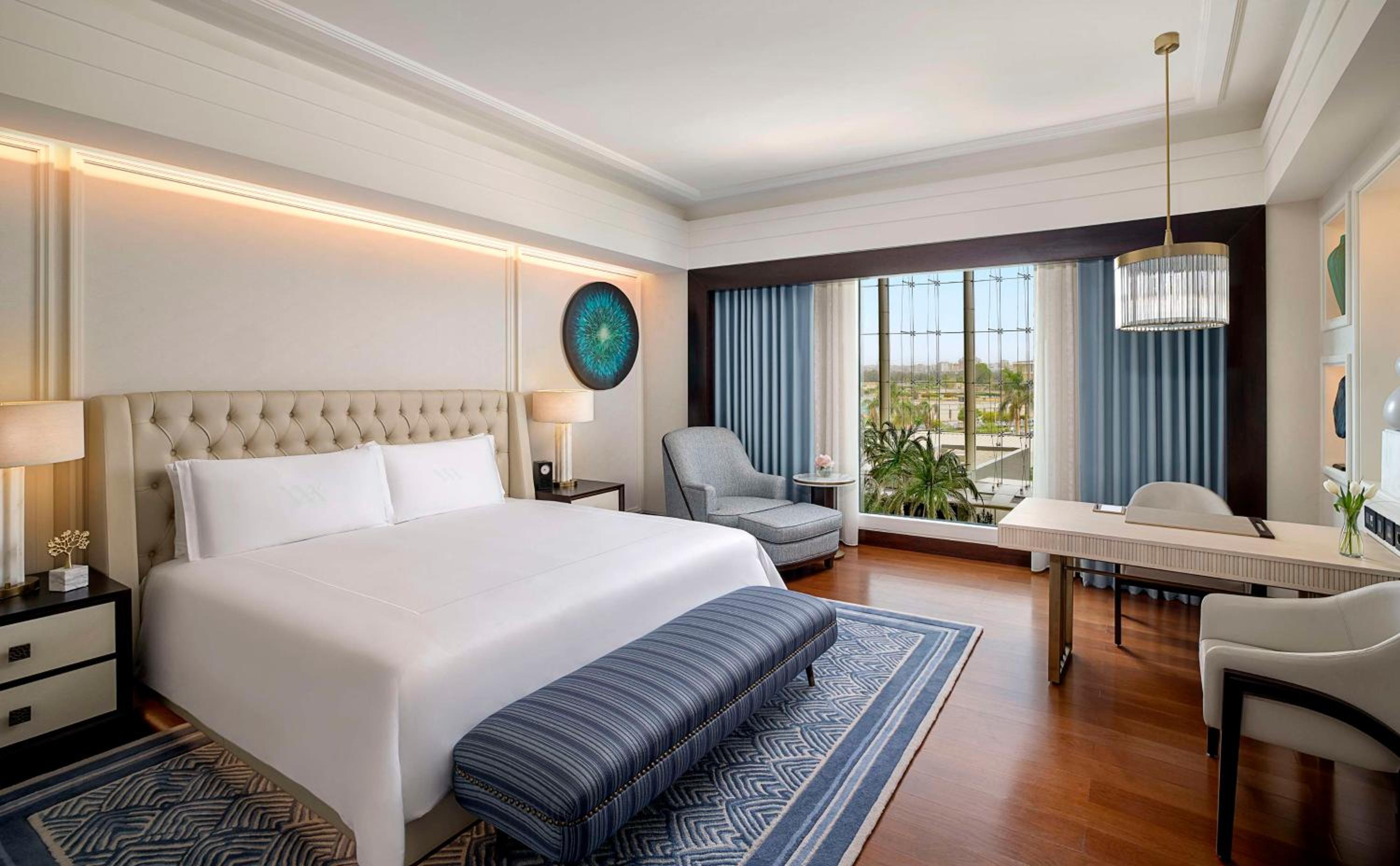 Premier King Room With Botanical Garden View thumbnail 5