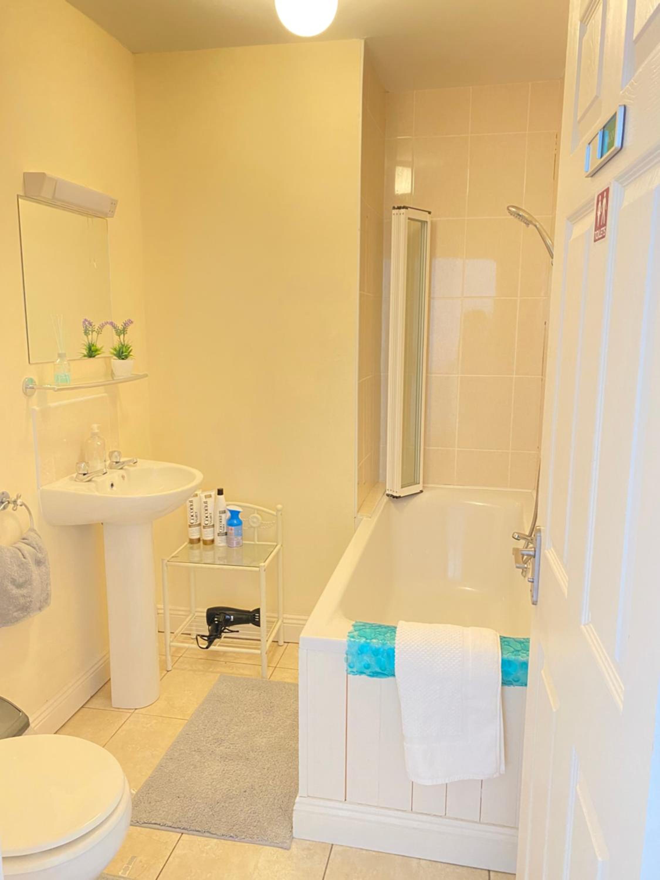 Twin Room with Private External Bathroom photo 3