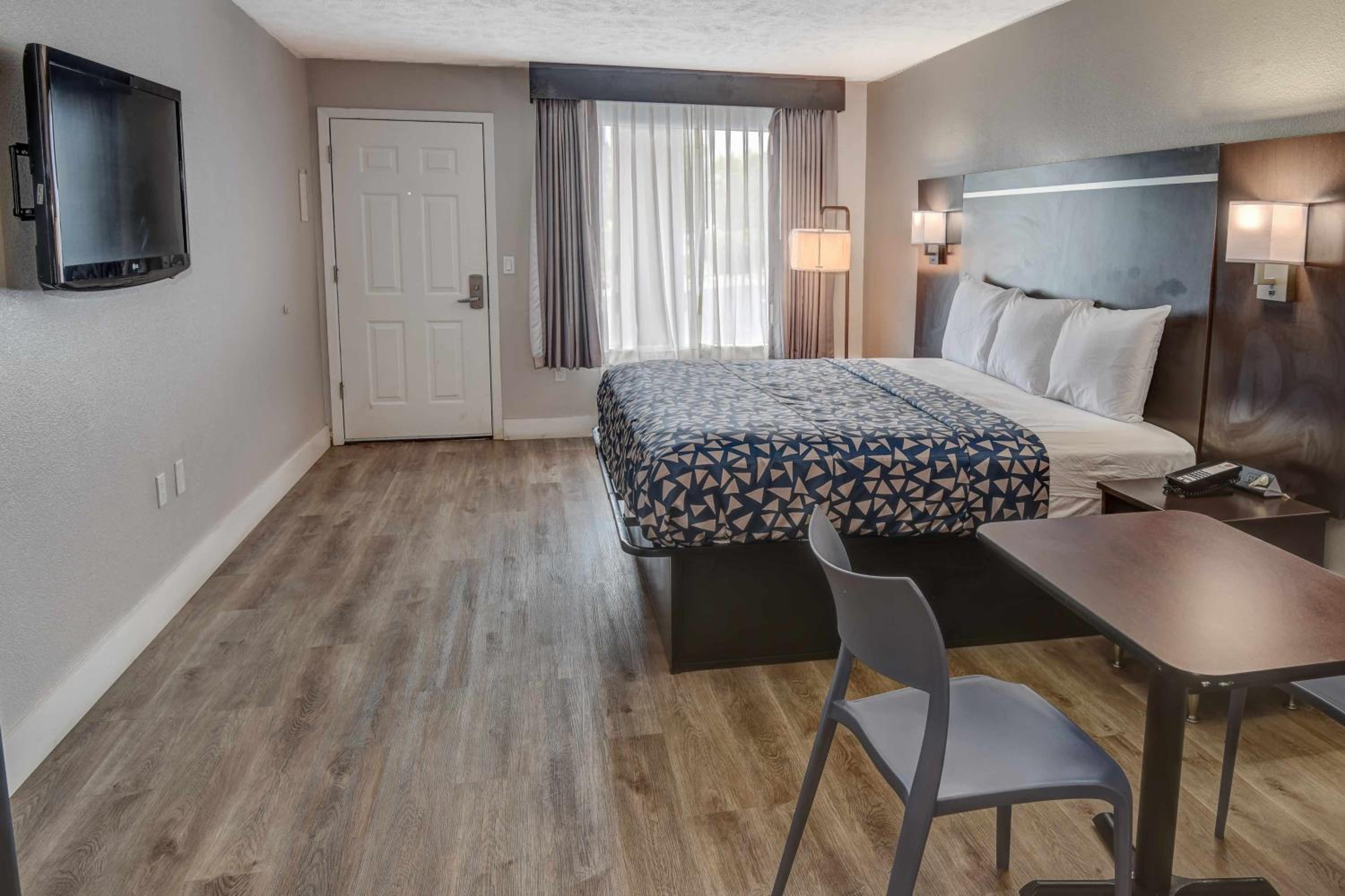 King Room with River View - Non Smoking/Exterior Hall - Photo 9