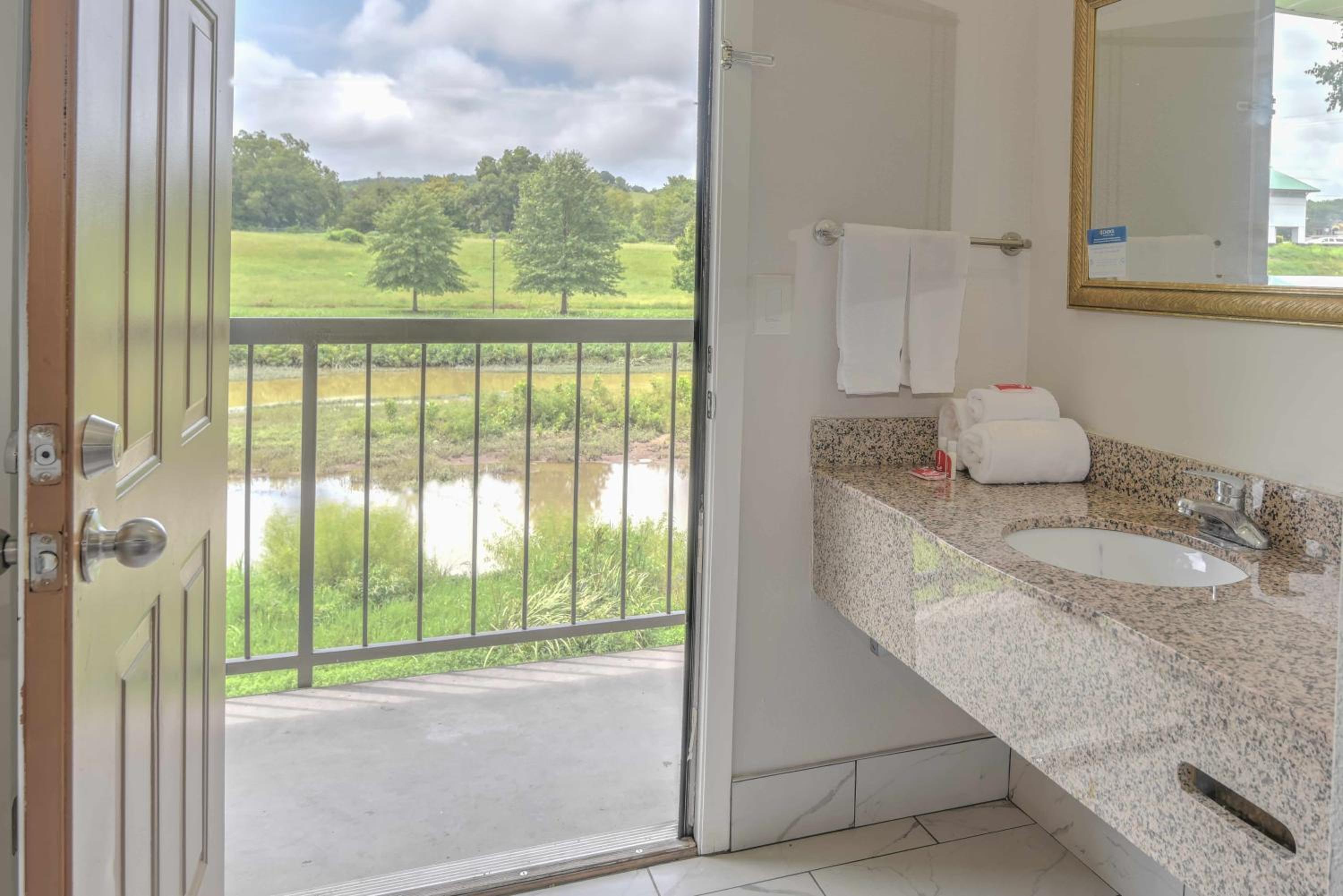 King Room with River View - Non Smoking/Exterior Hall - Photo 4