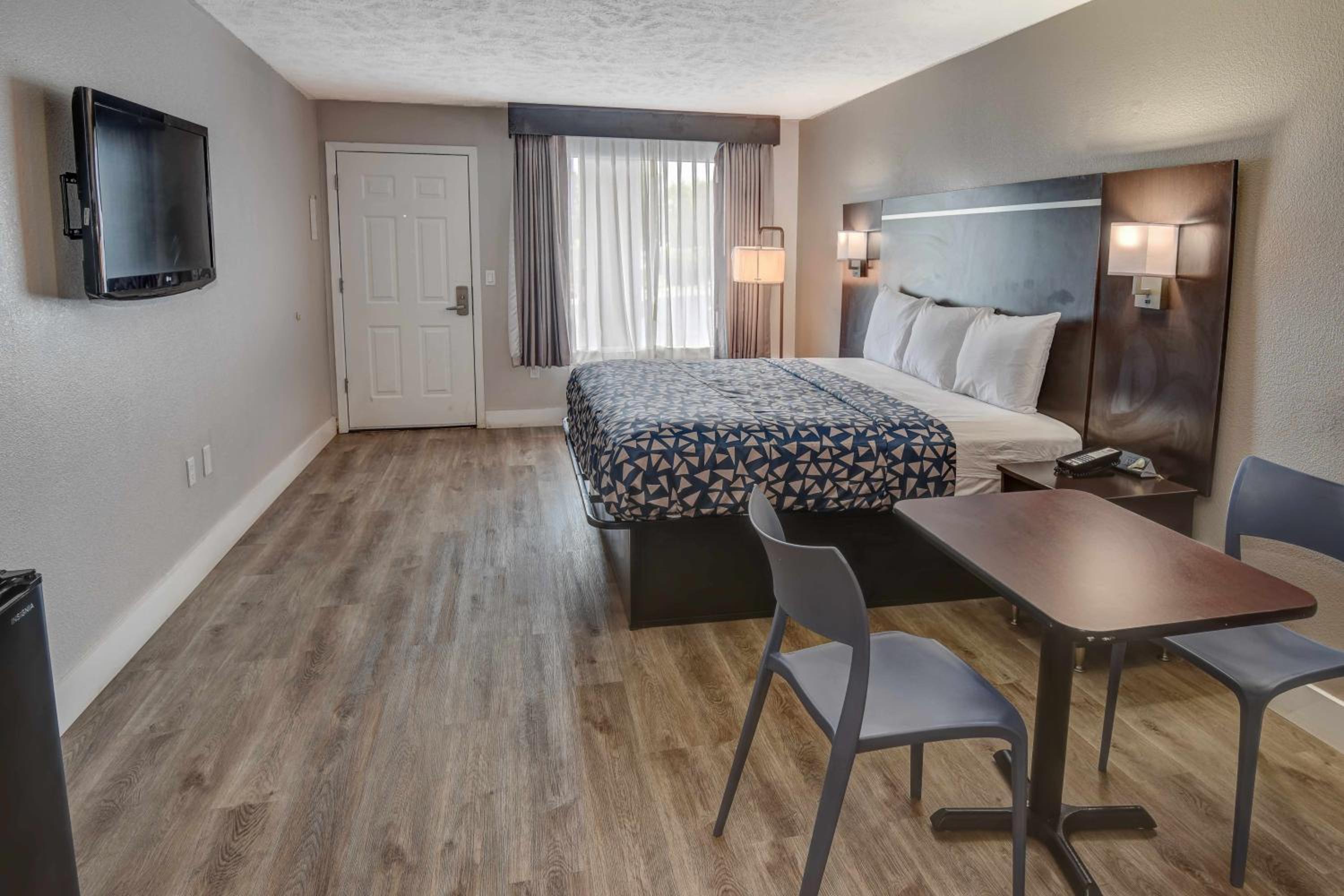 King Room with River View - Non Smoking/Exterior Hall - Photo 3