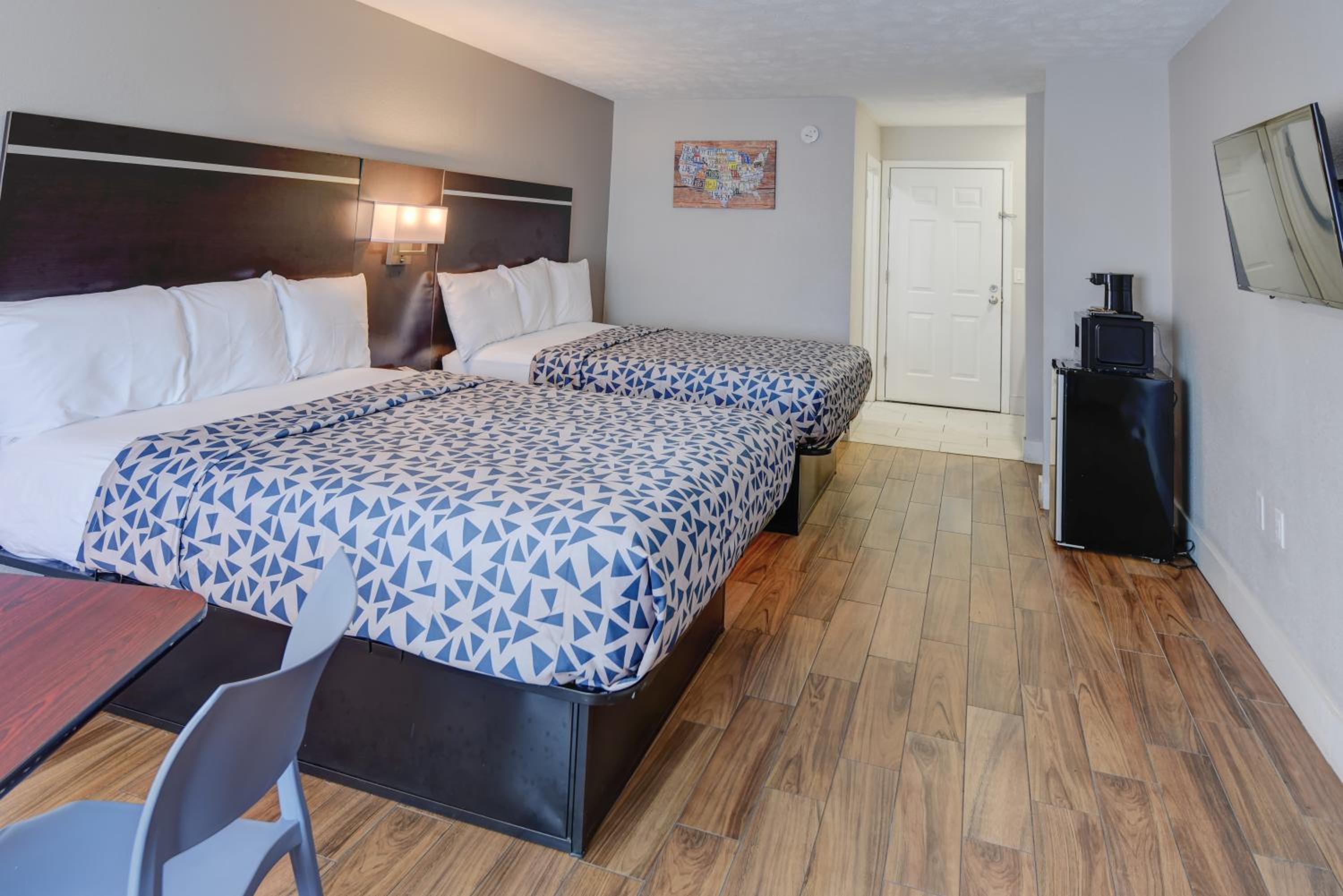 Queen Room with 2 Queen Beds - River View - Disability Access - Non Smoking - Photo 3