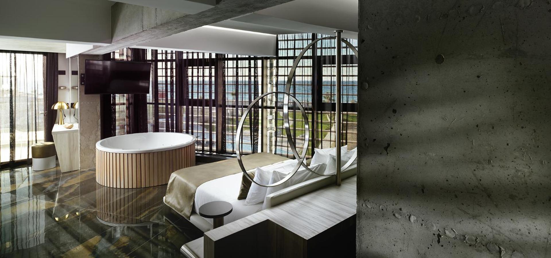Deluxe Suite with Hot Tub & Sea View - Photo 1