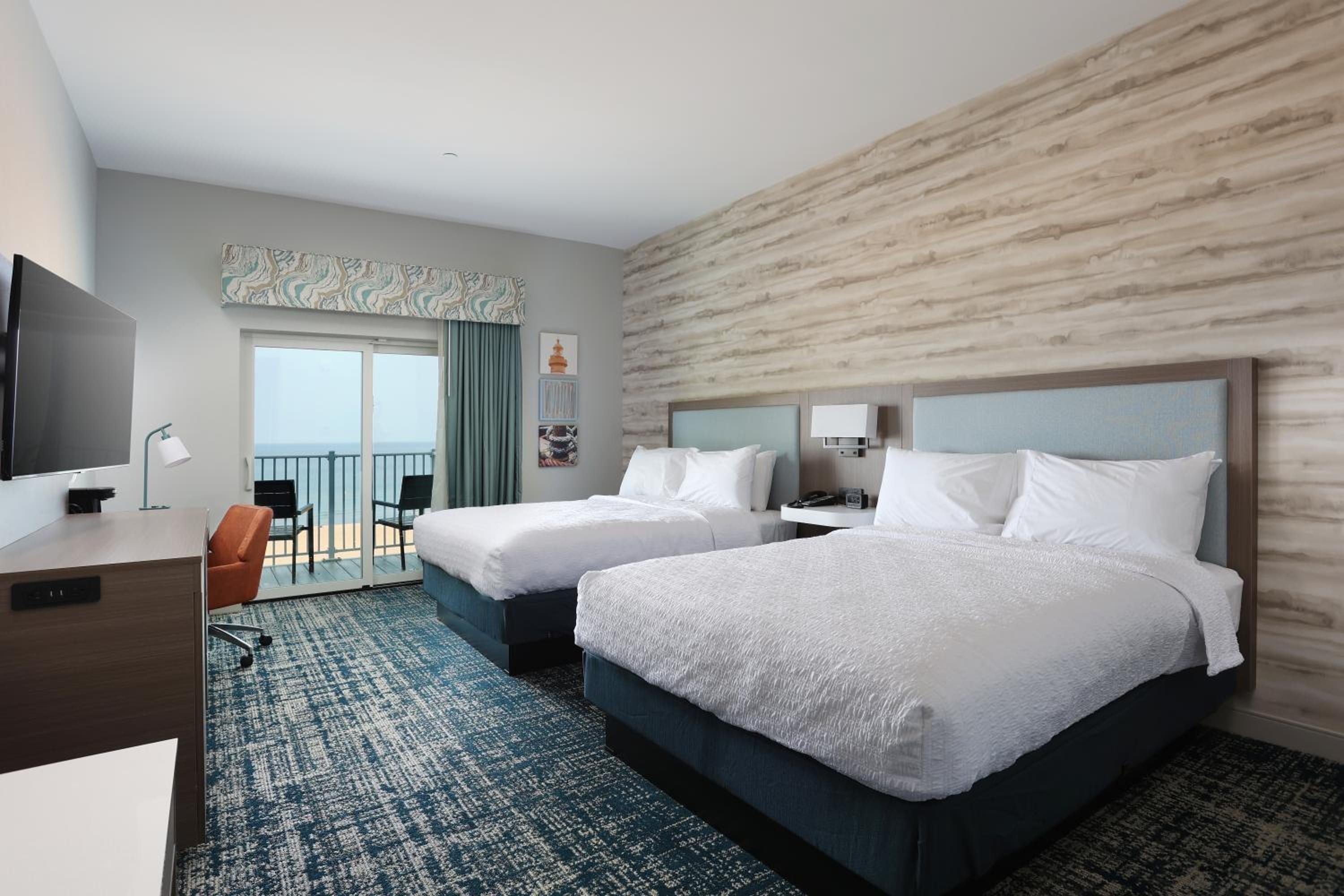 Queen Room with Two Queen Beds and Lake View - Photo 2