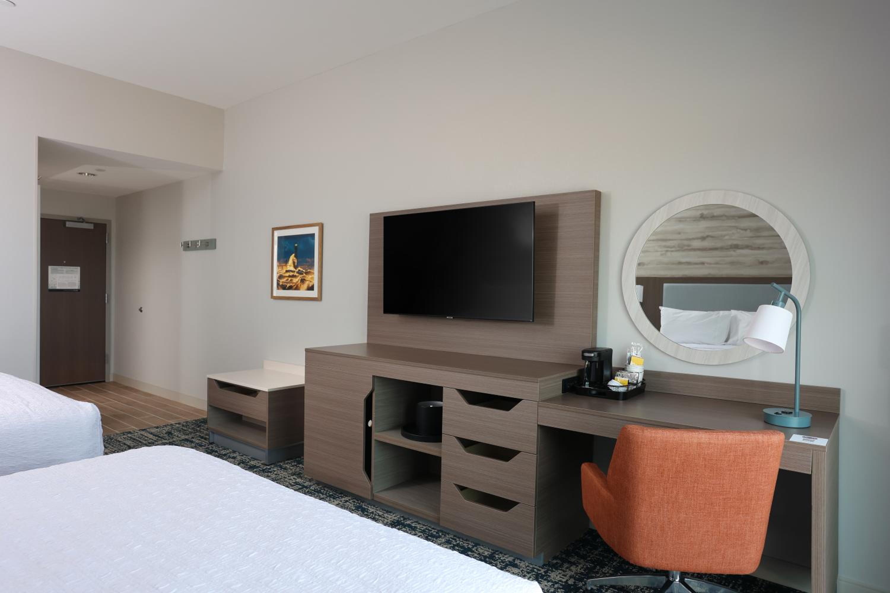Queen Room with Two Queen Beds and Lake View - Photo 4