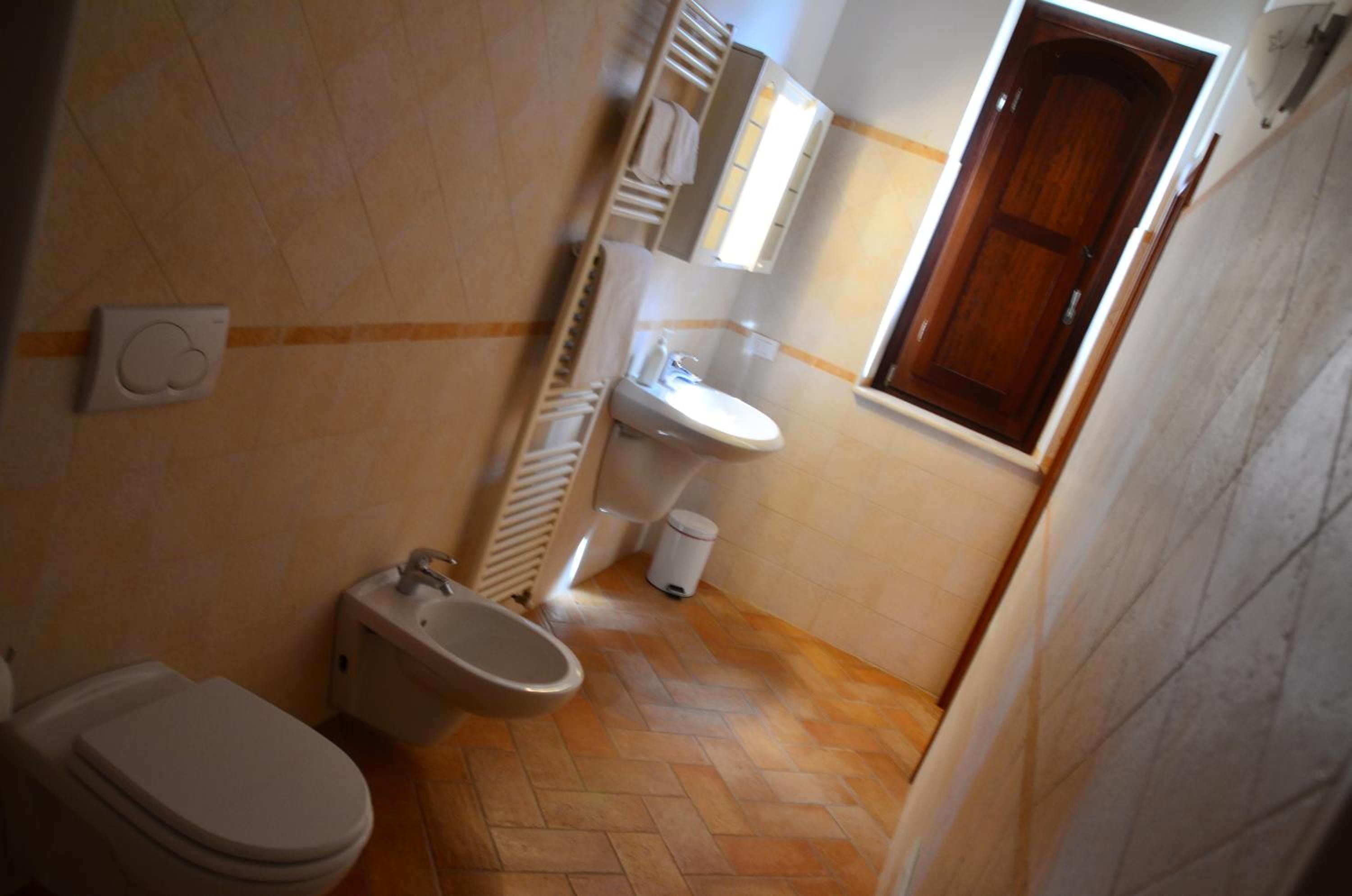 Double or Twin Room with Bathroom - Photo 2
