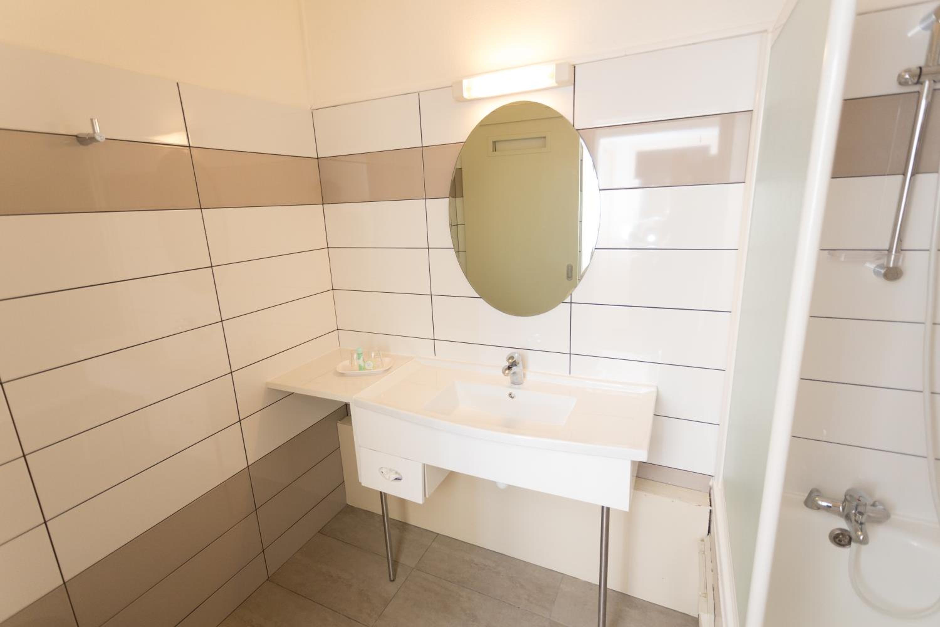 Double or Twin Room - Photo 5