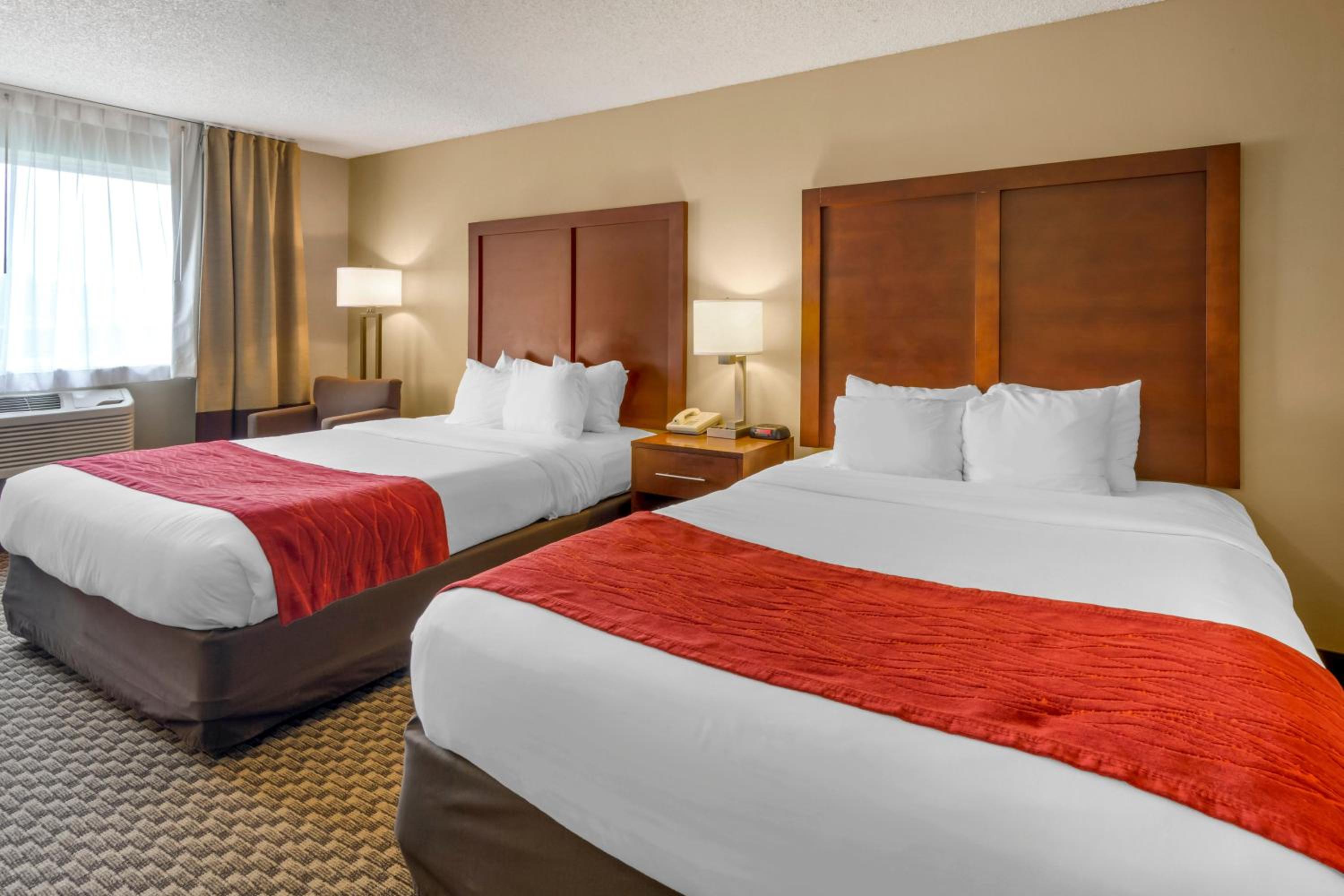 Quadruple Room with Two Queen Beds - Non Smoking - Photo 2