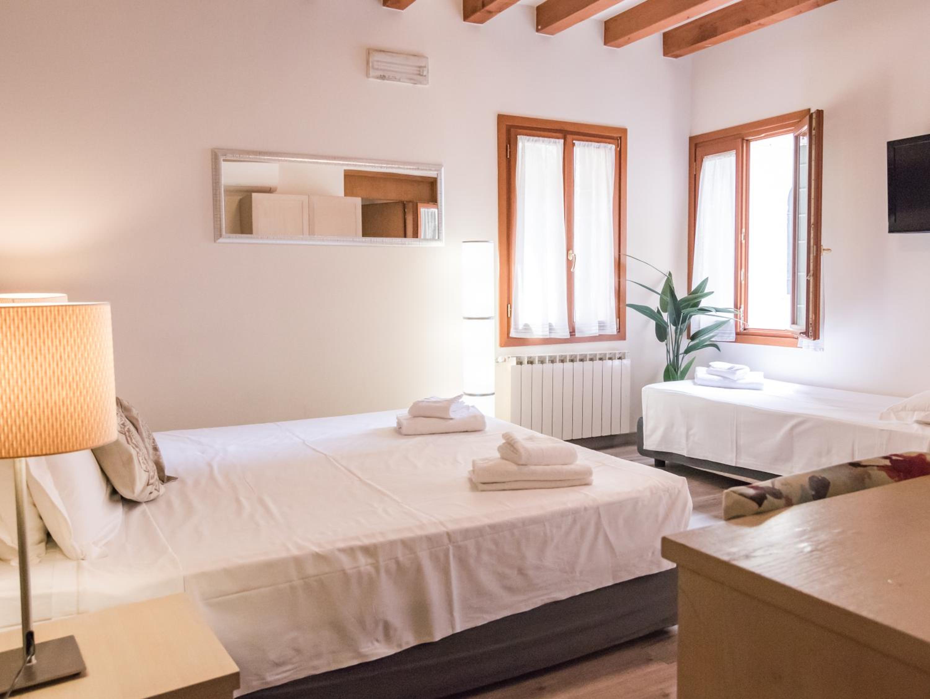 Economy Triple Room photo 2
