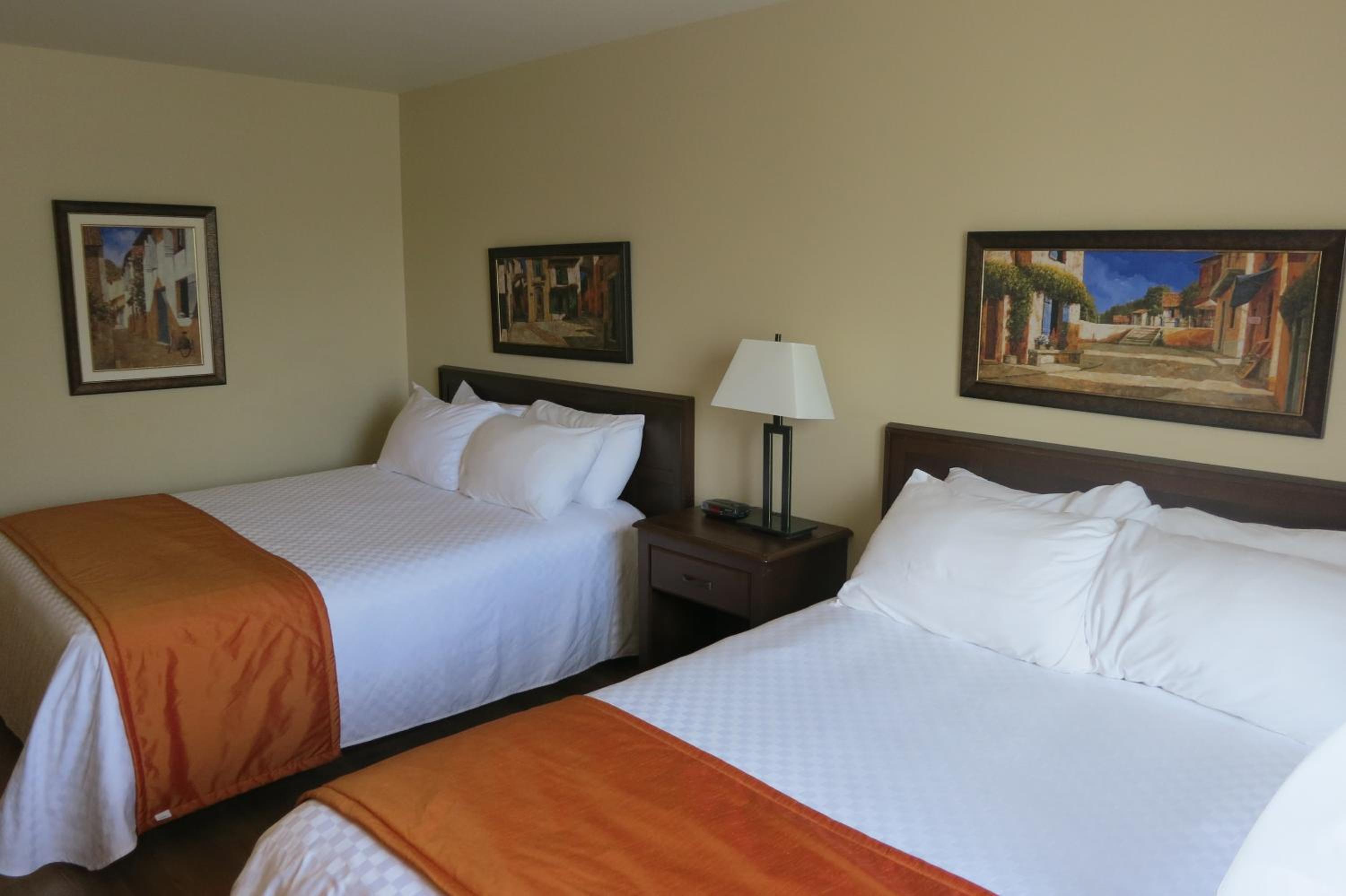 Queen Room with Two Queen Beds - Non-Smoking - Photo 3