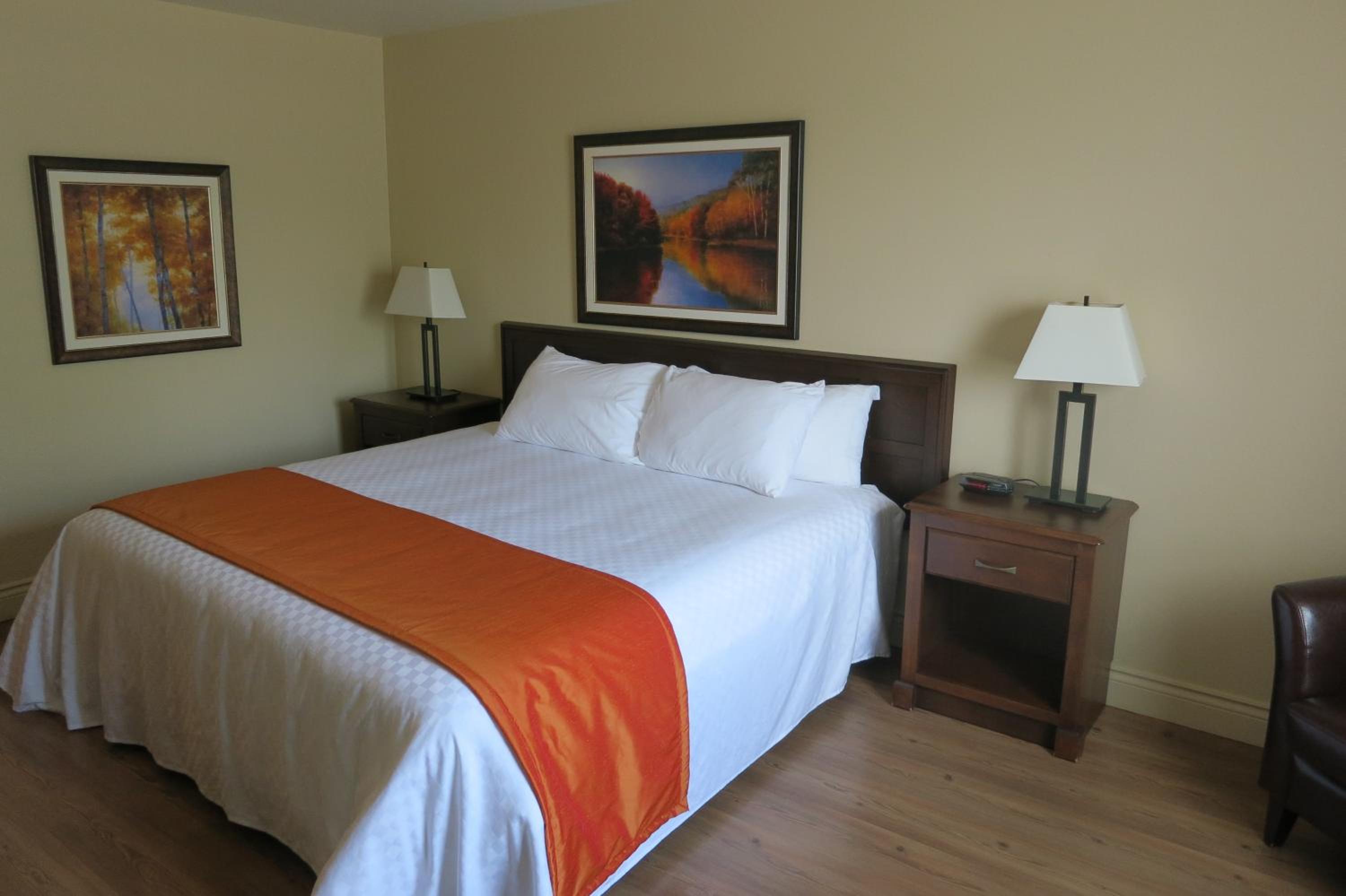 Queen Room - Non-Smoking - Photo 2