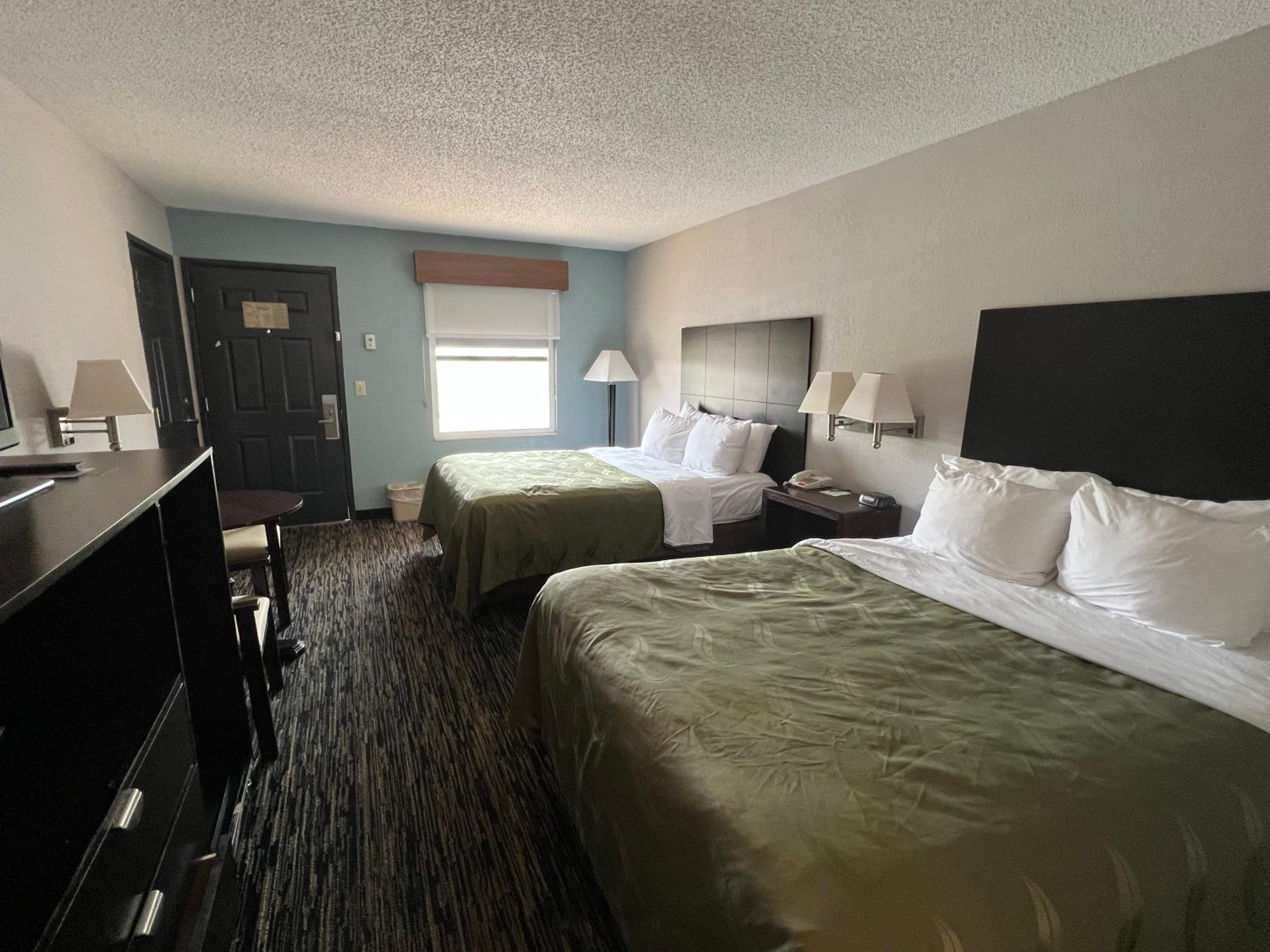 Queen Room with Two Queen Beds - Non-Smoking - Photo 10