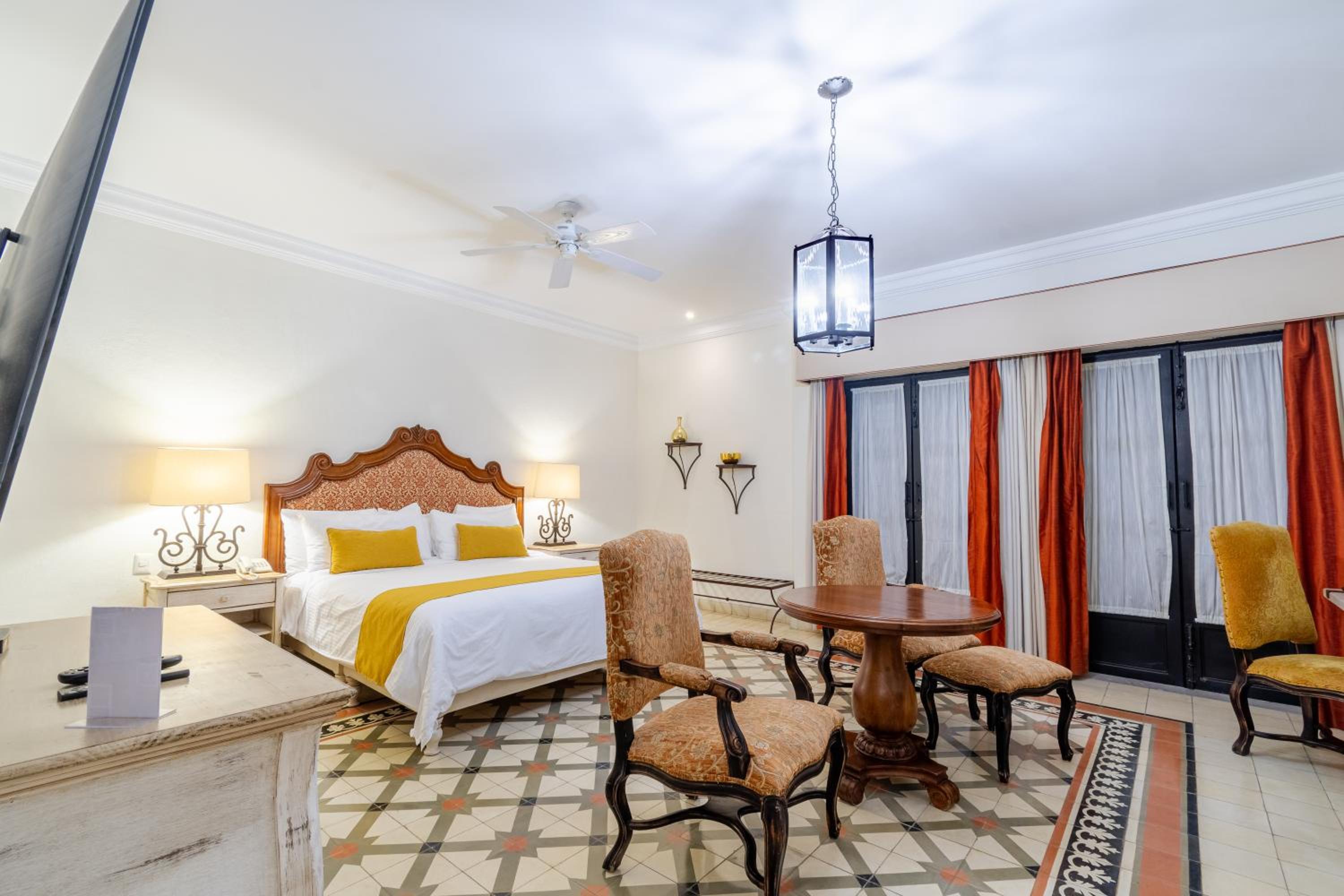 King Suite - Photo 3