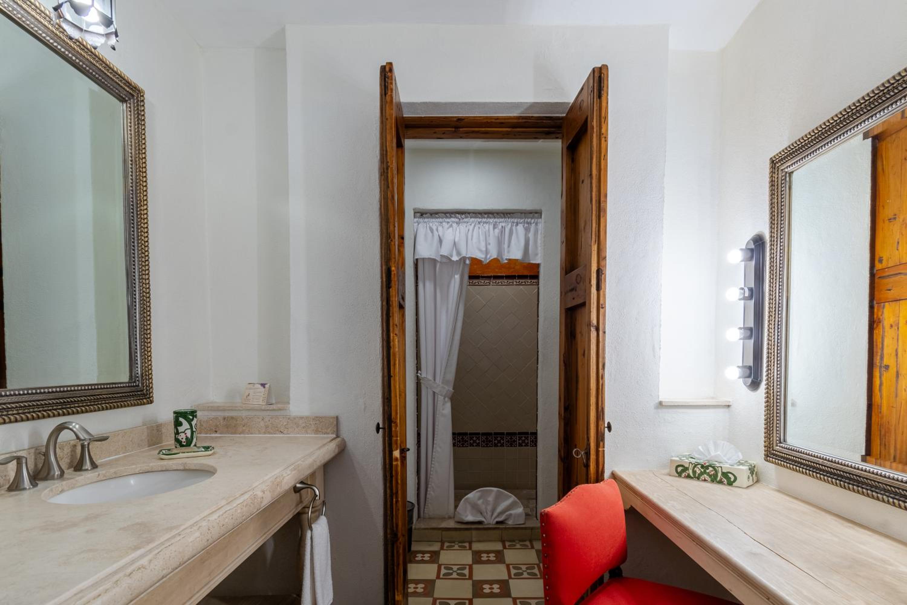 King Suite - Photo 13