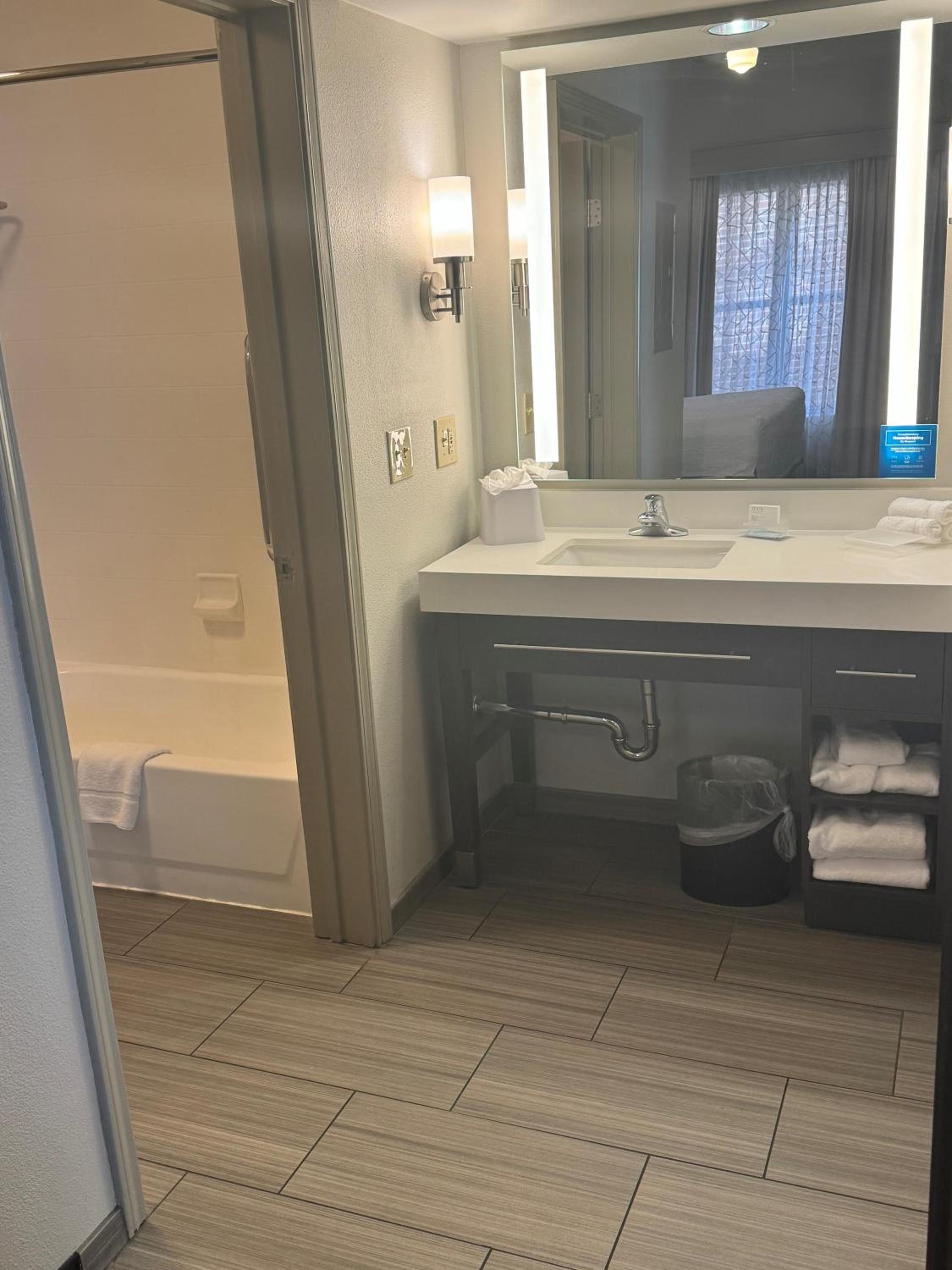 One-Bedroom King Suite - Non-Smoking - Photo 2