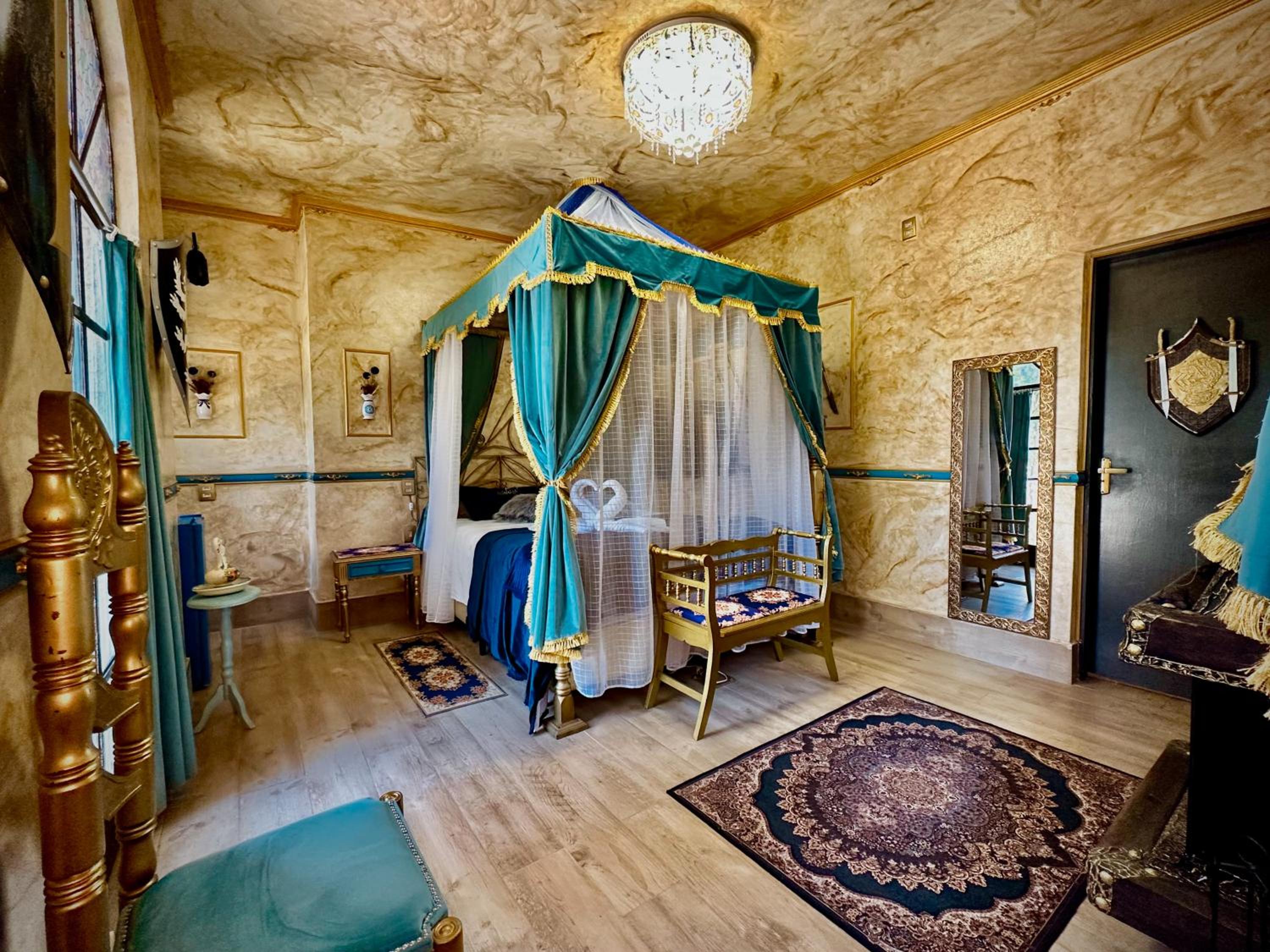 Deluxe Suite with Spa Bath photo 2