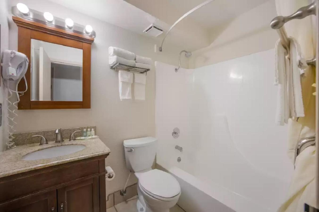 King Room - Non-Smoking - Photo 4