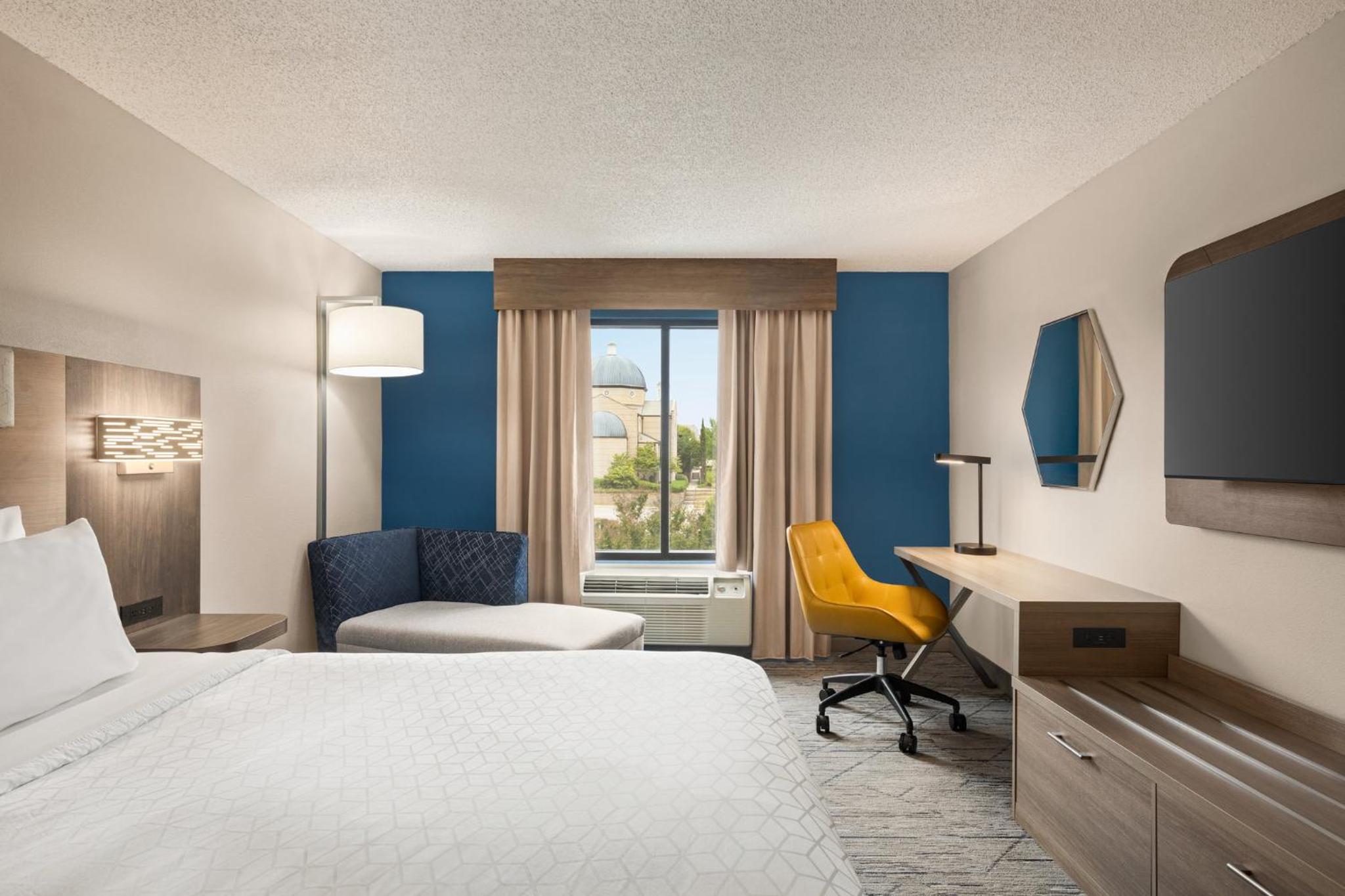 Standard King Room - Photo 3