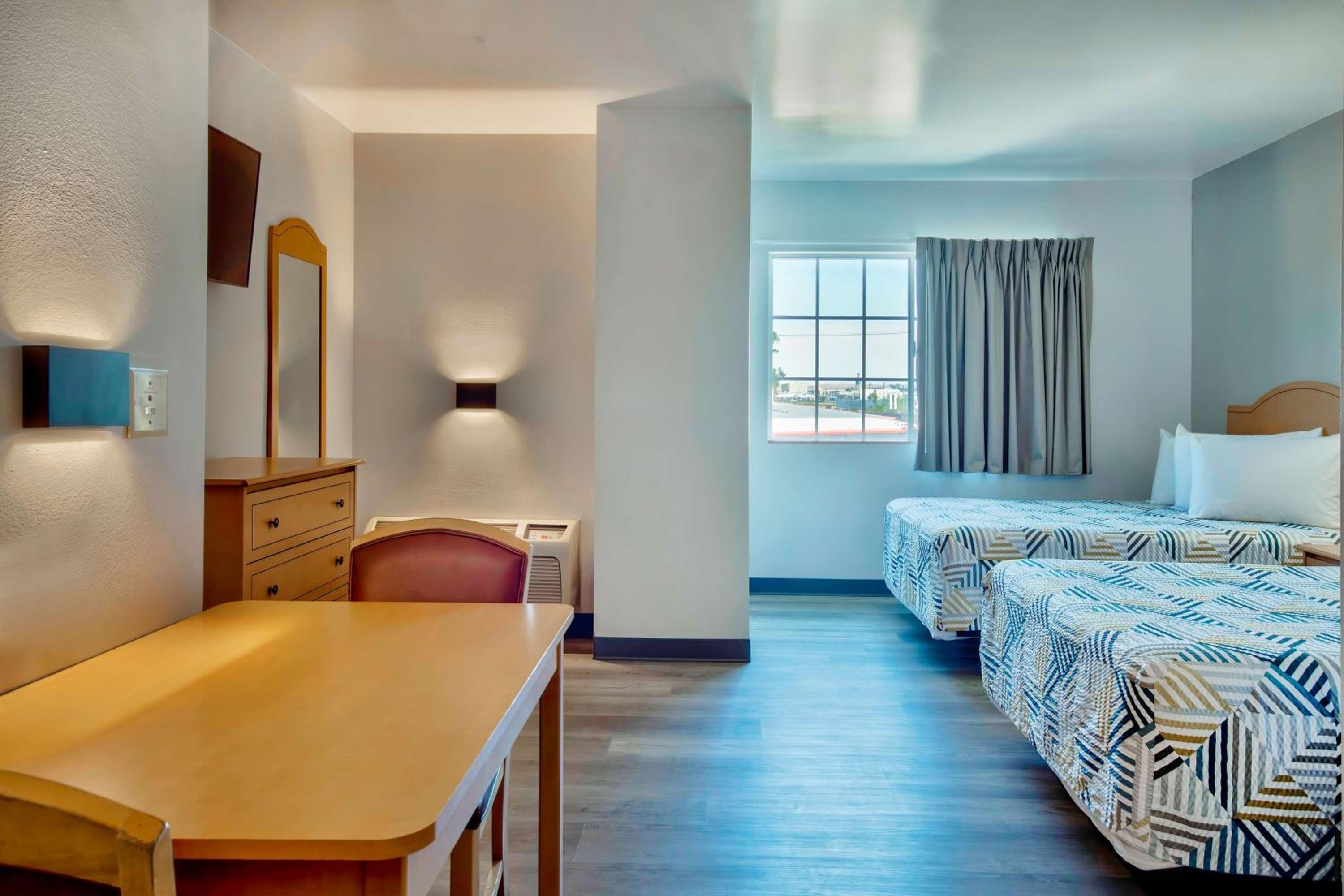 Deluxe Quadruple Room - Smoking - Photo 1