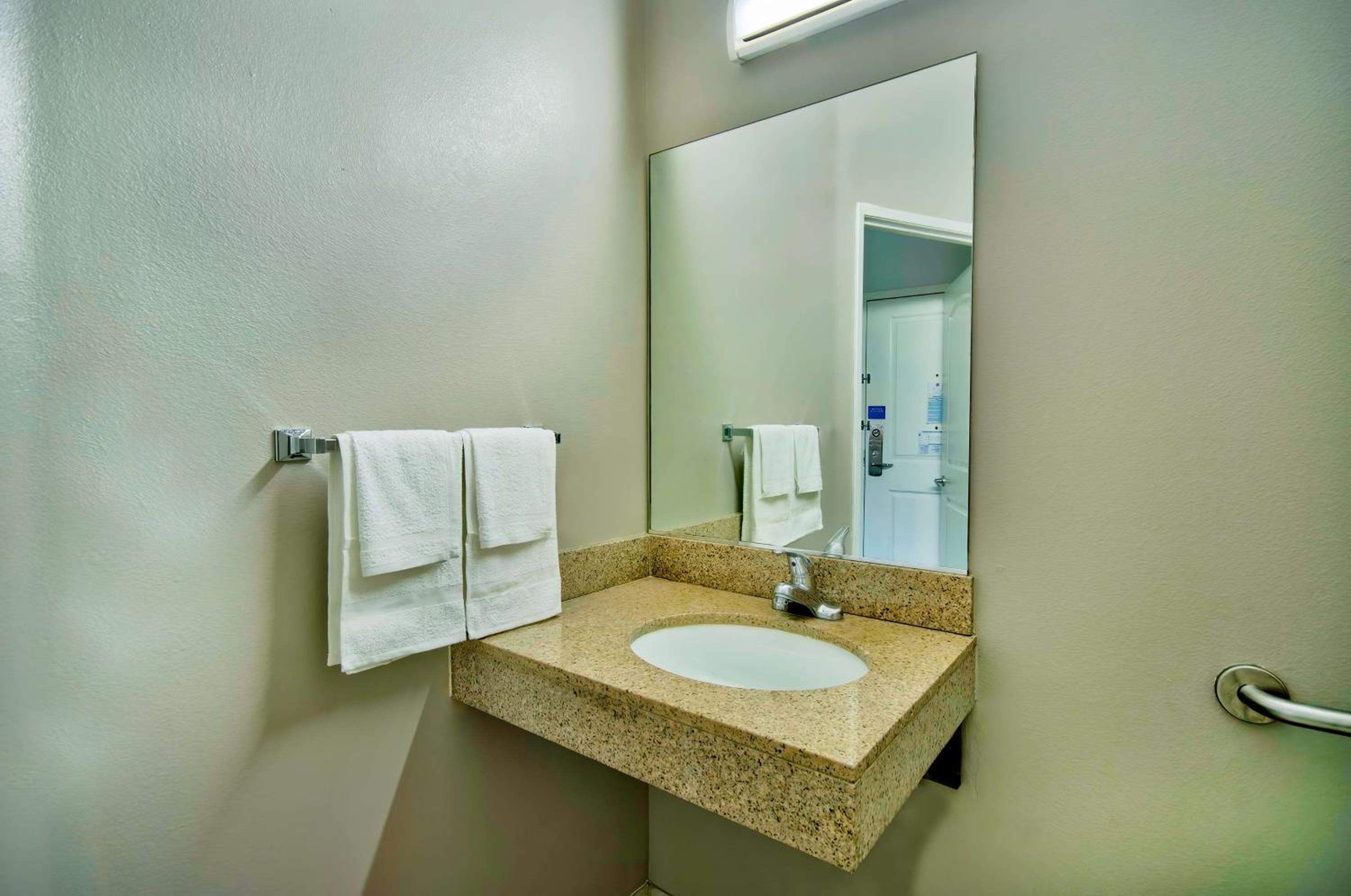 Queen Room - Disability Access - Non-Smoking - Photo 3