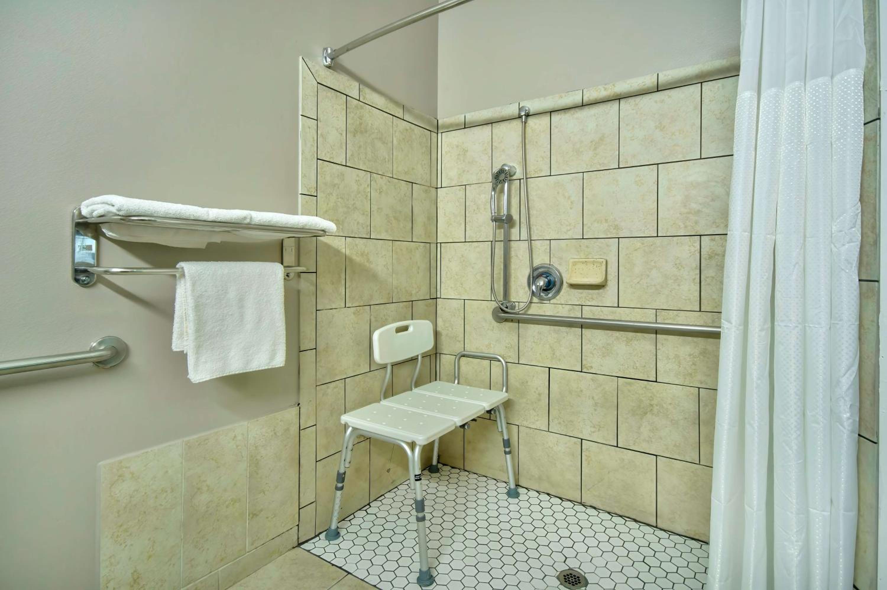 Queen Room - Disability Access - Non-Smoking - Photo 2