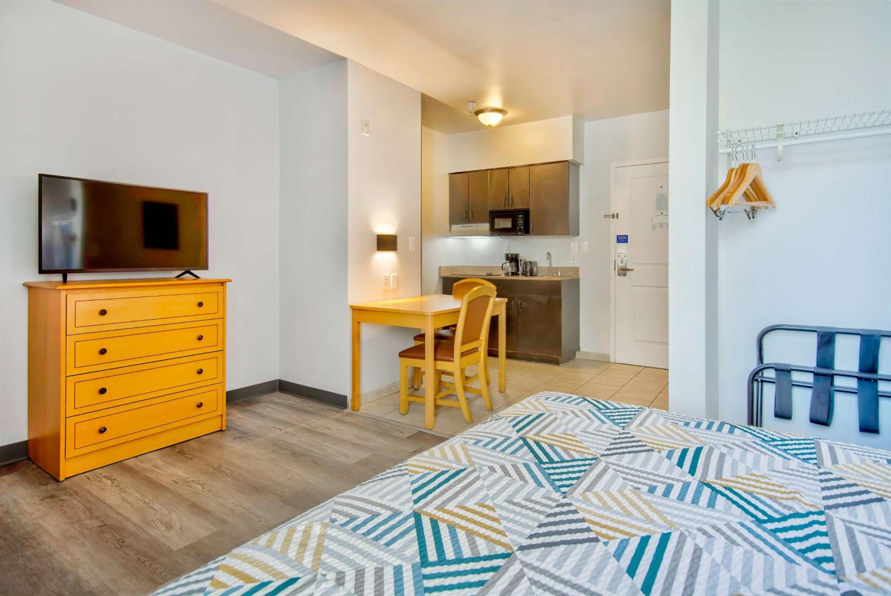 Queen Room - Disability Access - Non-Smoking - Photo 6