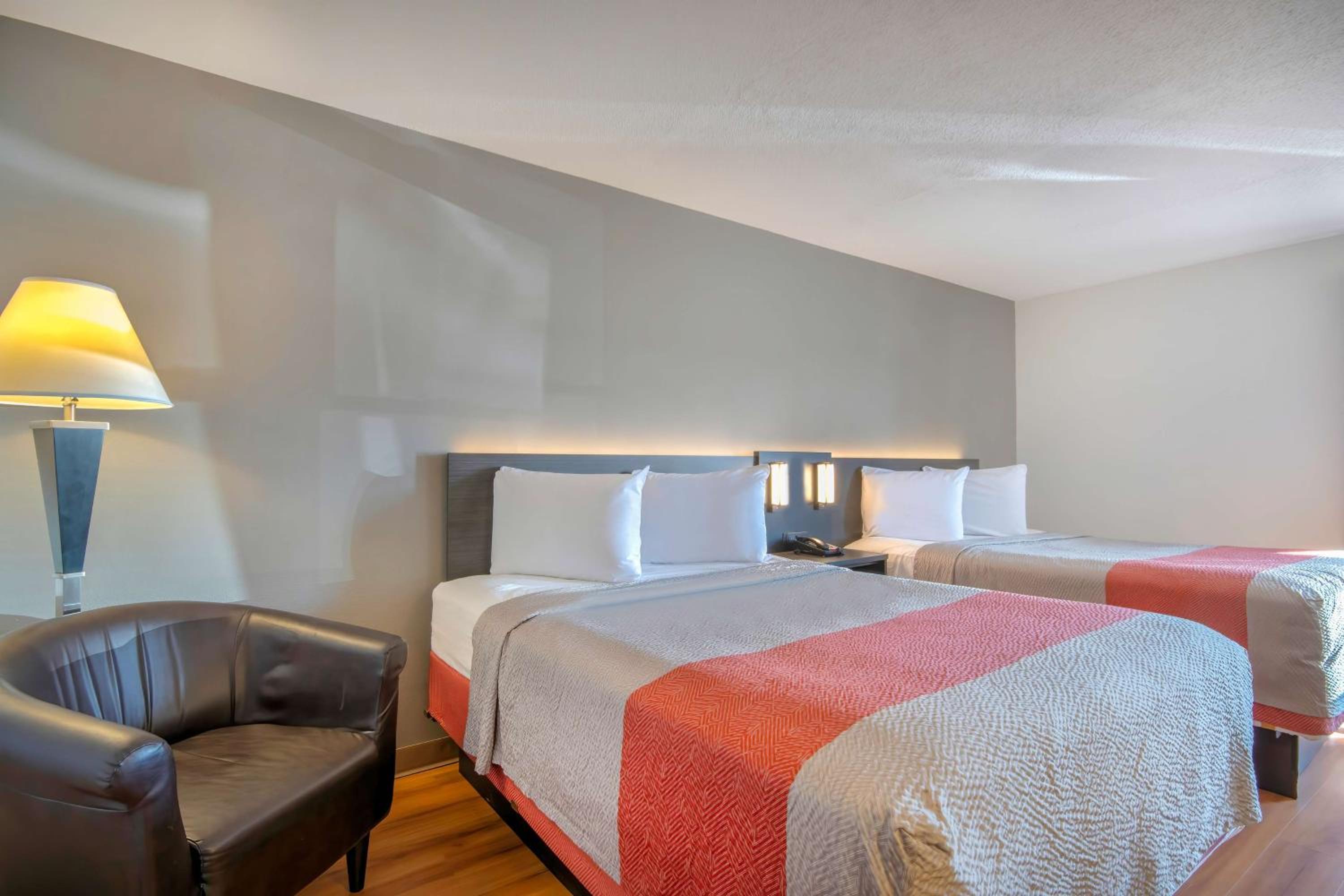 Queen Room with Two Queen Beds - Non-Smoking - Photo 4