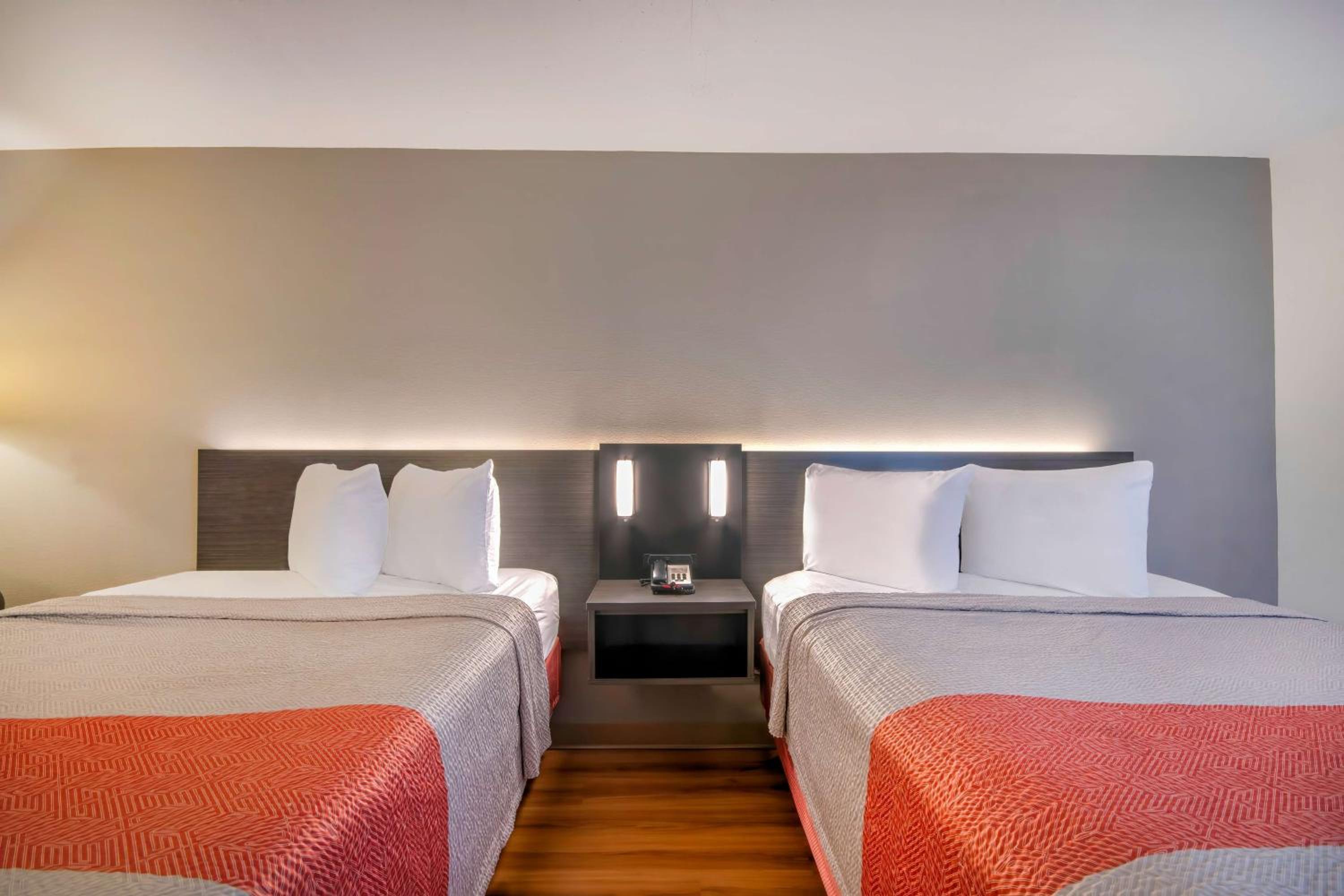 Queen Room with Two Queen Beds - Non-Smoking - Photo 2