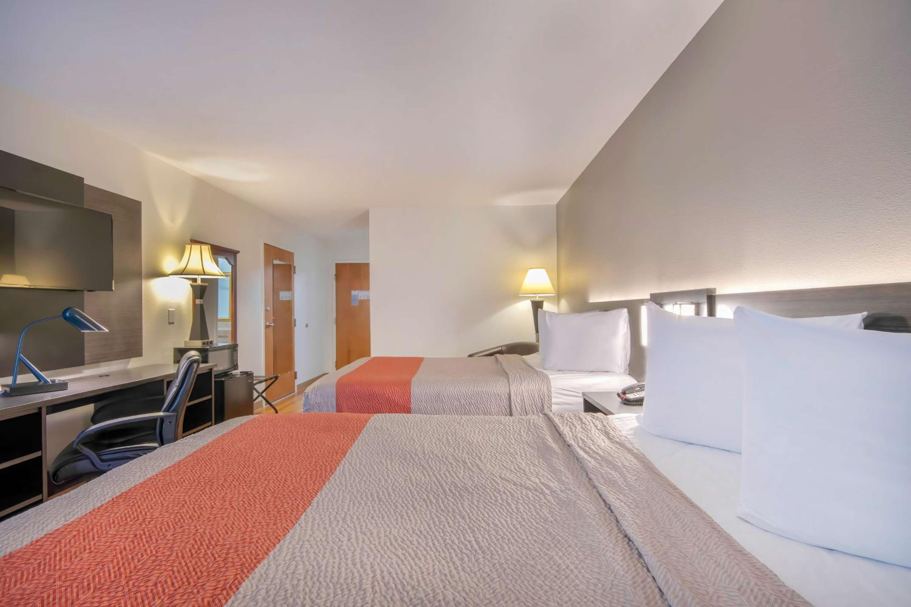 Queen Room with Two Queen Beds - Non-Smoking - Photo 3