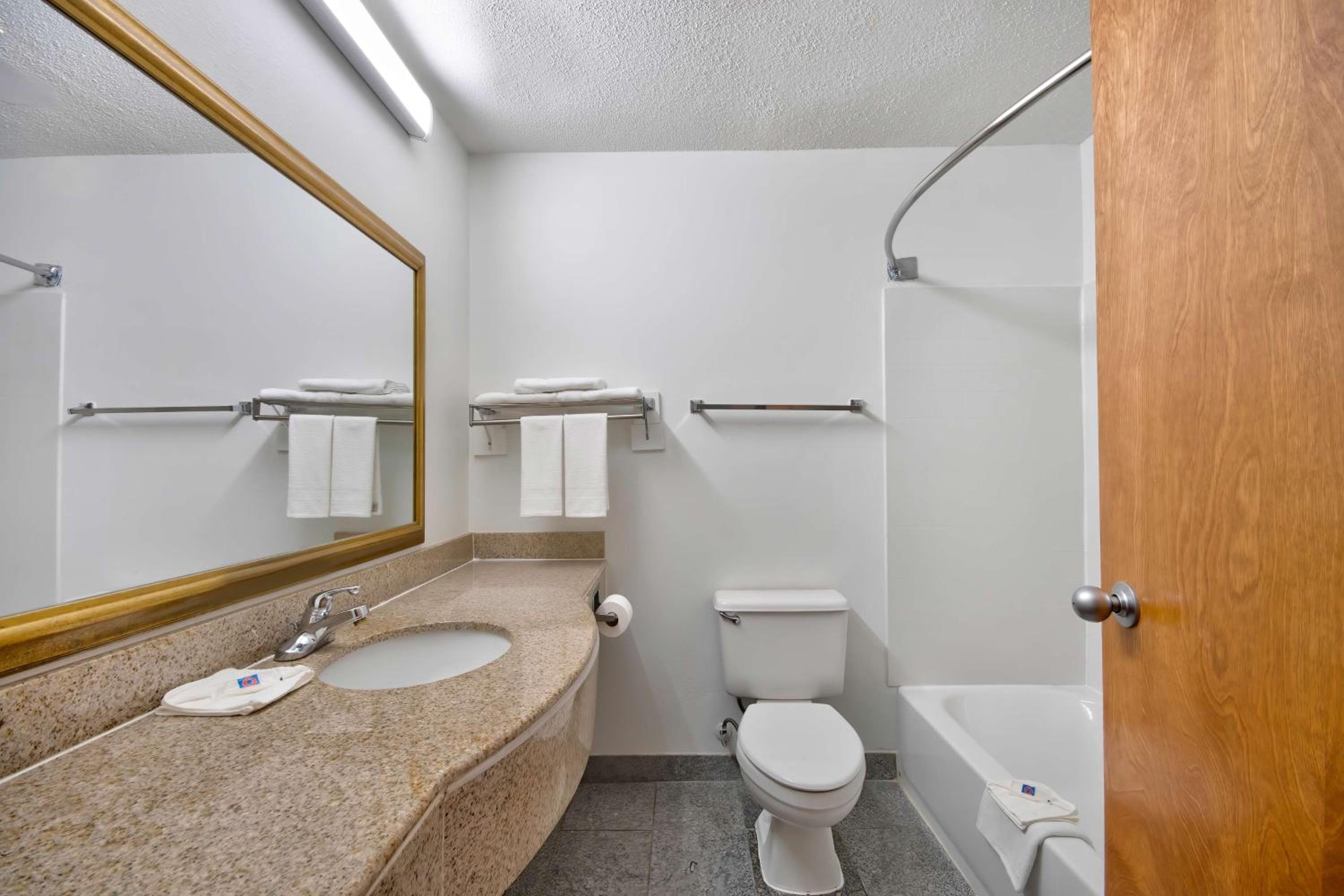 King Room - Non-Smoking - Photo 4