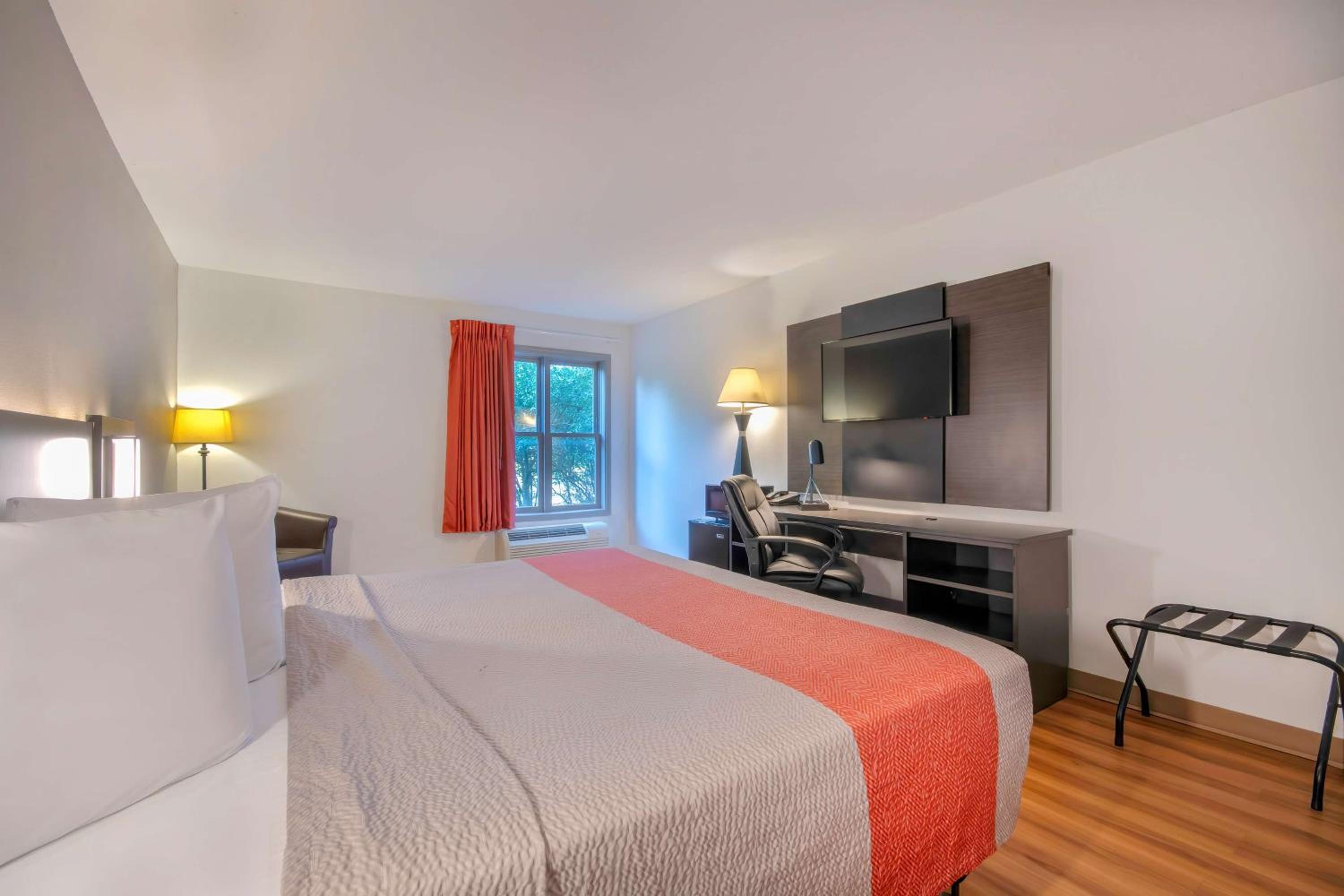 King Room - Non-Smoking - Photo 2