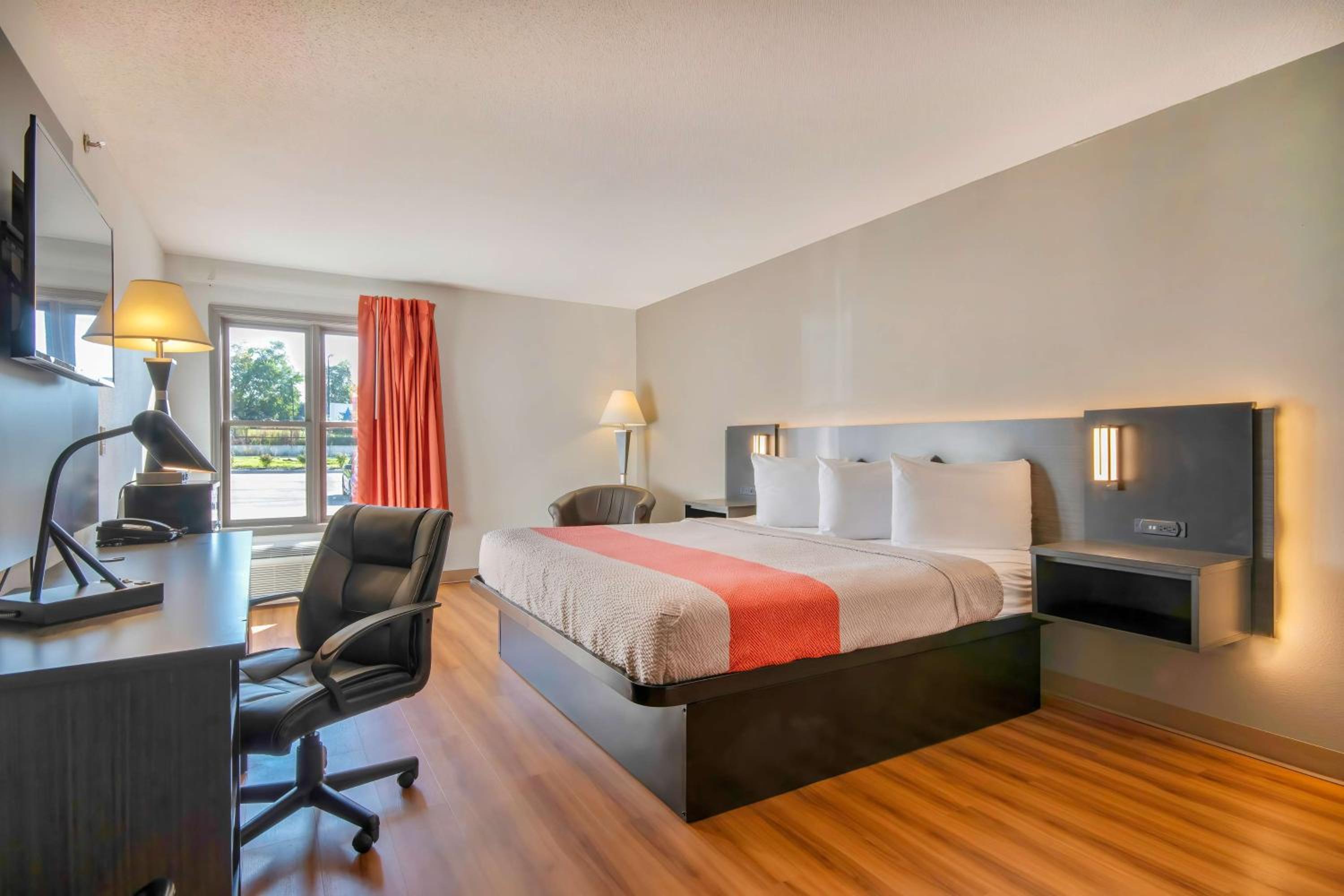 King Room - Non-Smoking - Photo 6