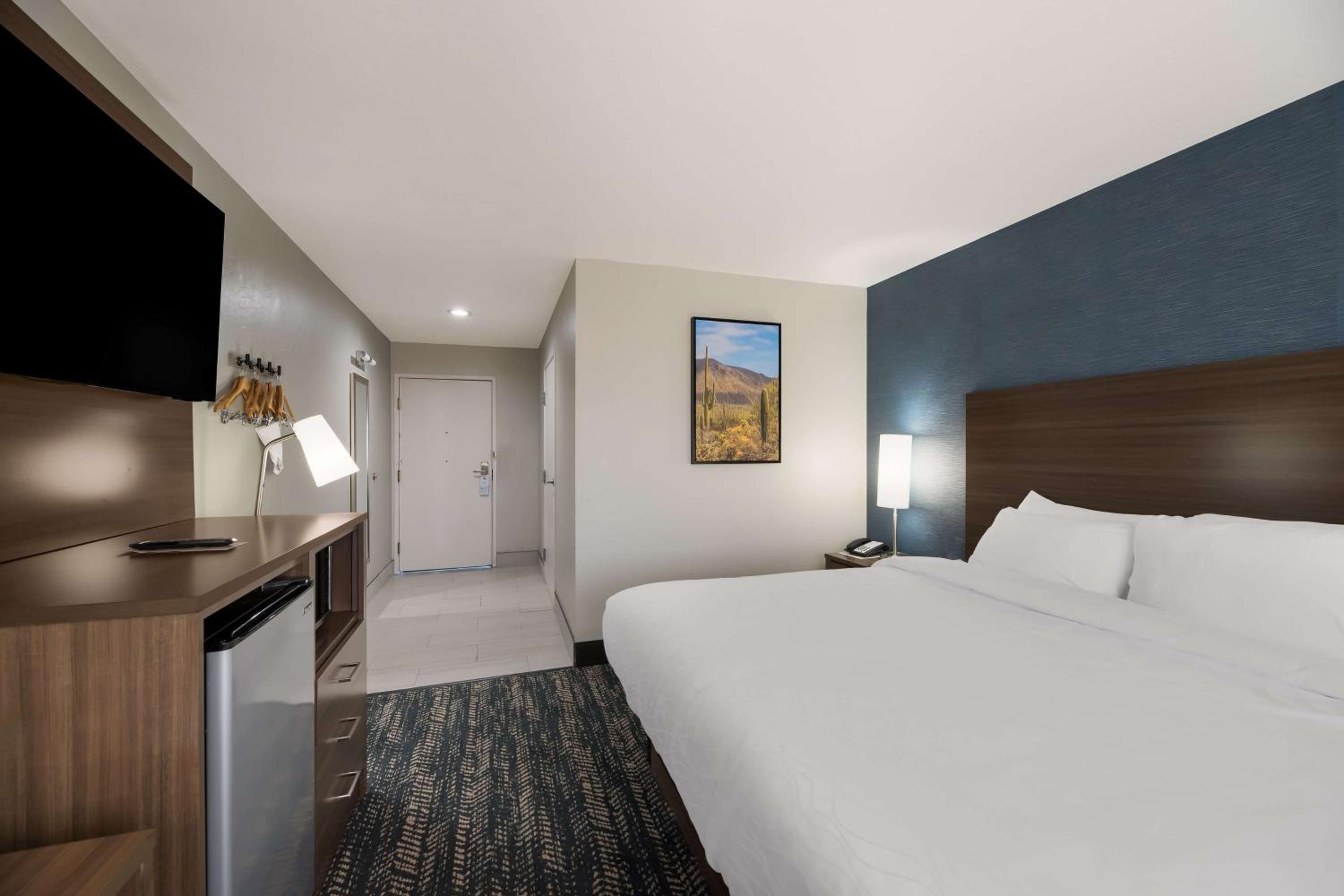 King Room with Roll-In Shower - Mobility Accessible - Photo 4