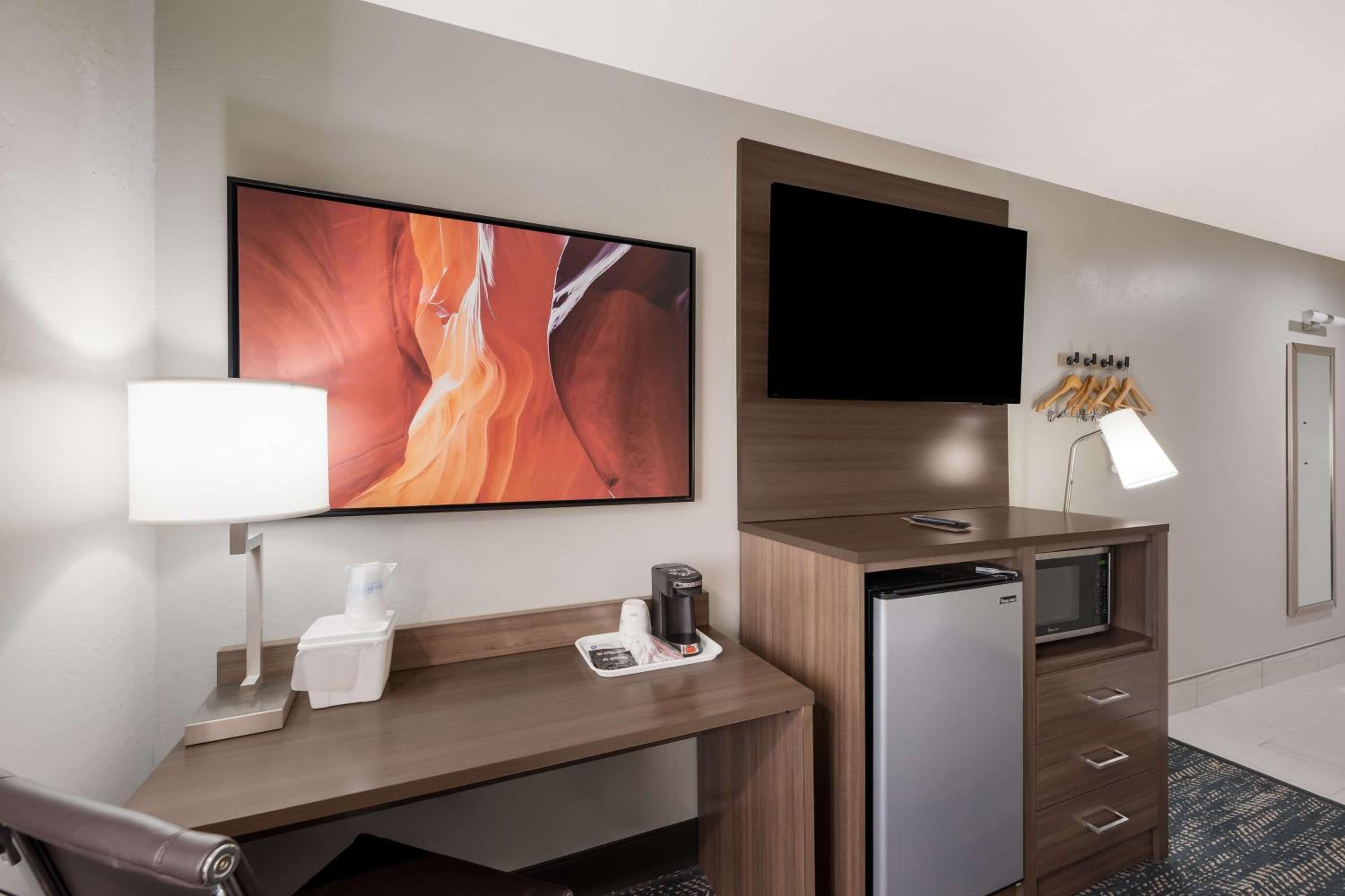 King Room with Roll-In Shower - Mobility Accessible - Photo 3
