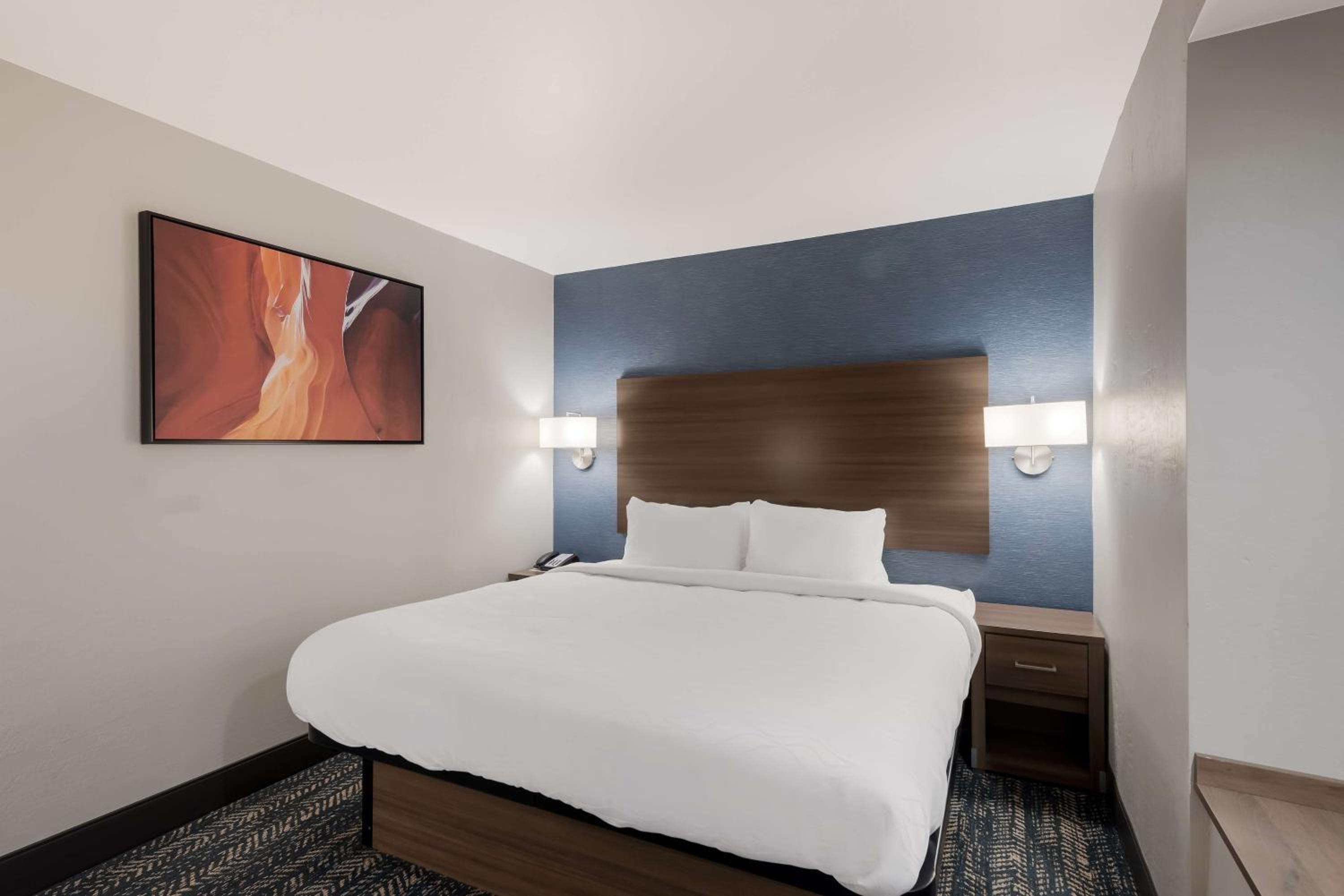 King Room with Walk-in Shower - Non-Smoking - Photo 2