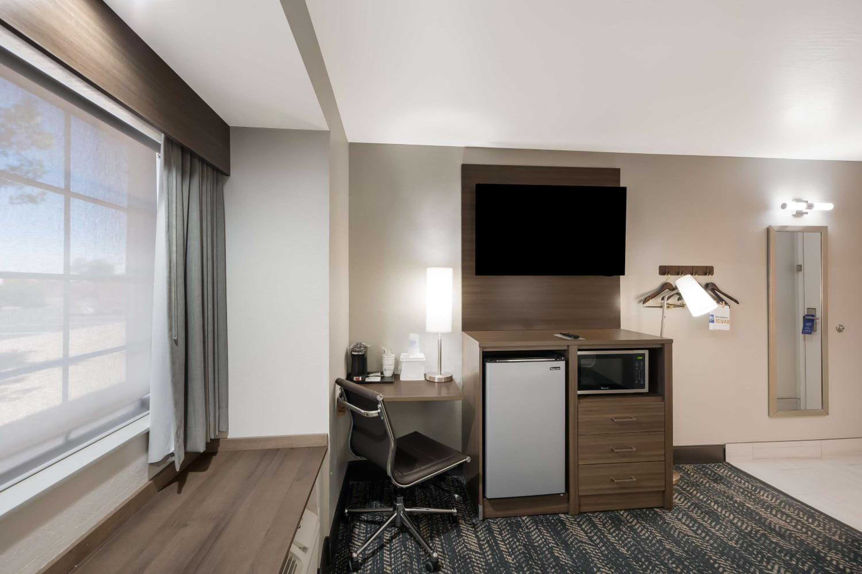 King Room with Walk-in Shower - Non-Smoking - Photo 4