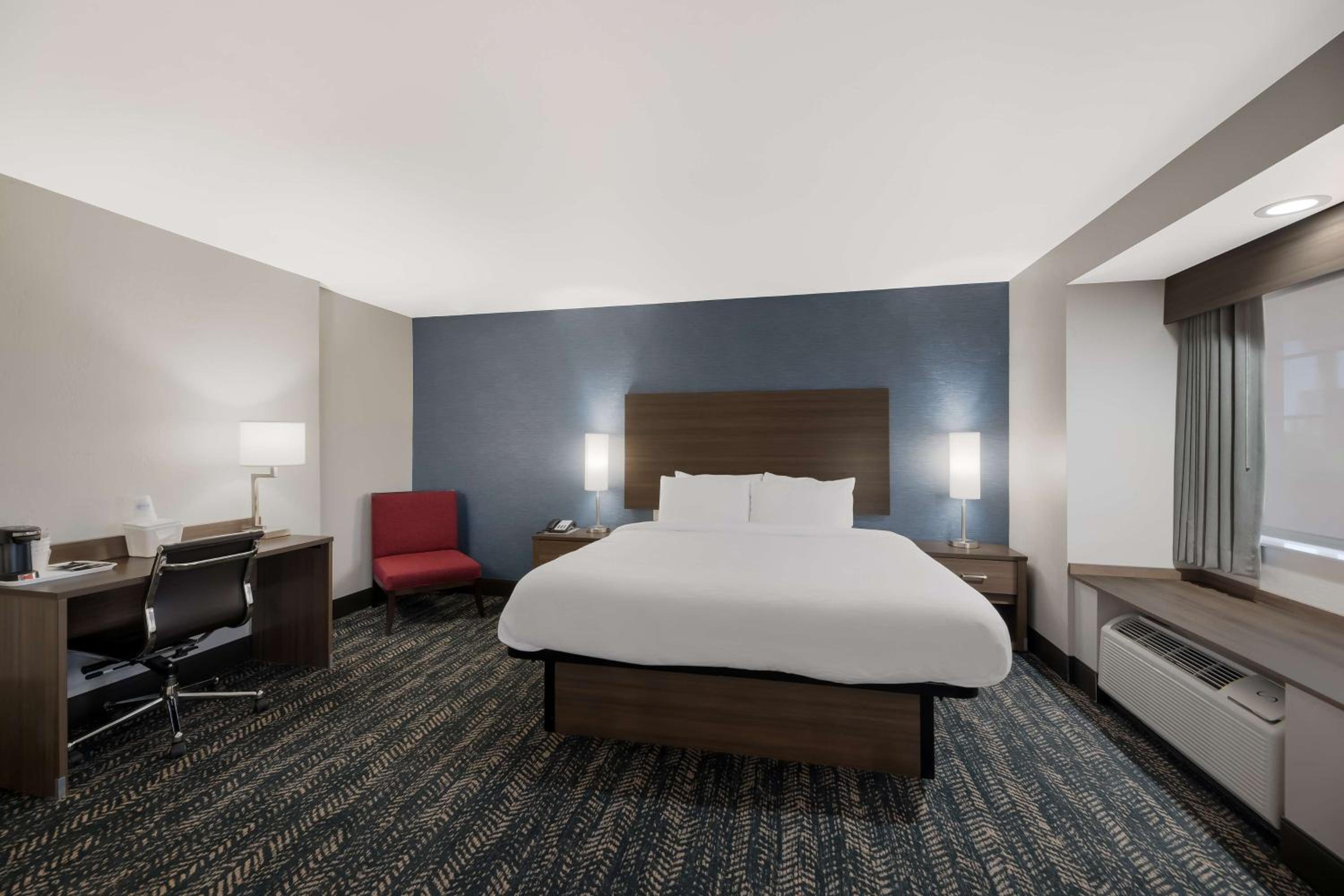 King Suite with Sofa Bed and Walk-In Shower - Non-Smoking - Photo 3
