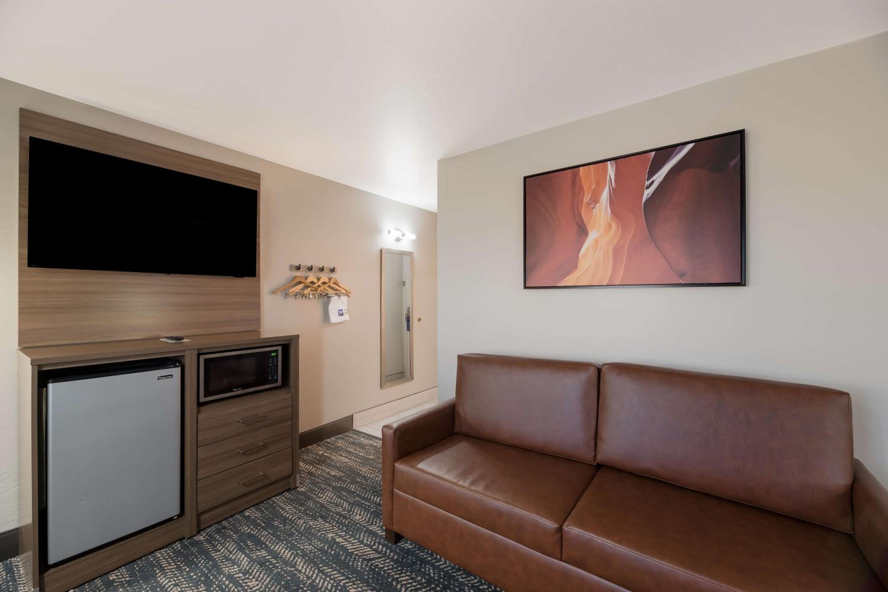 King Suite with Sofa Bed and Walk-In Shower - Non-Smoking - Photo 4