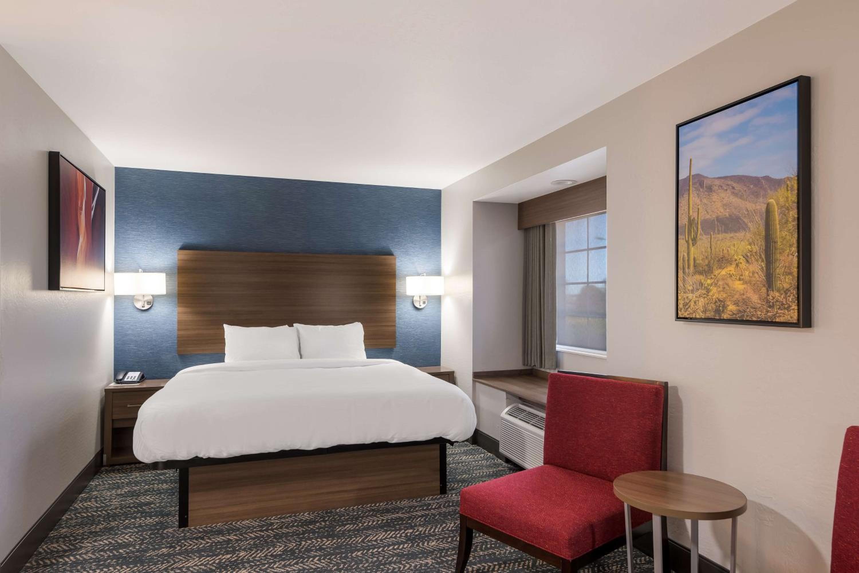 King Suite with Bunk Bed and Walk-In Shower - Non-Smoking - Photo 1
