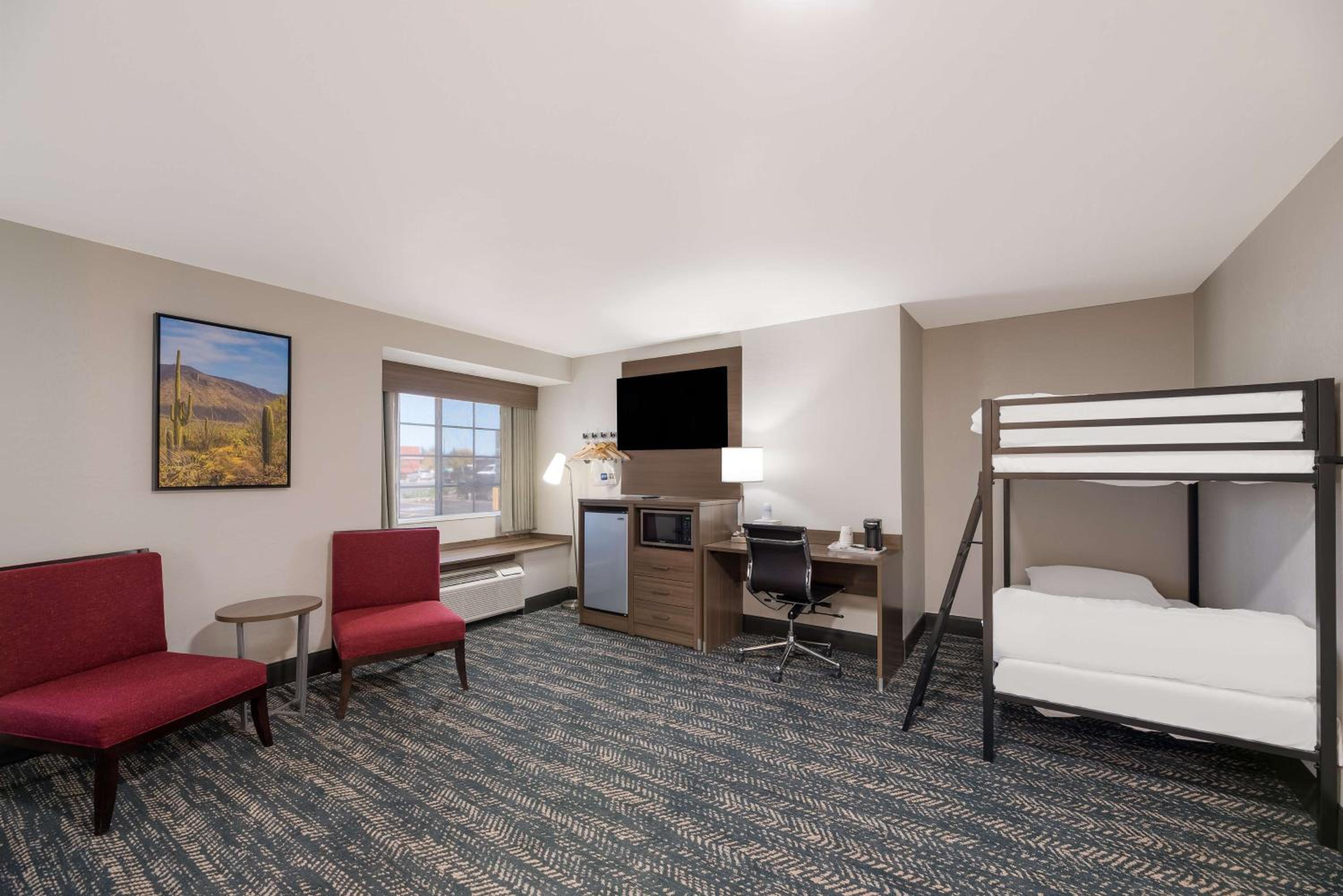 King Suite with Bunk Bed and Walk-In Shower - Non-Smoking - Photo 3