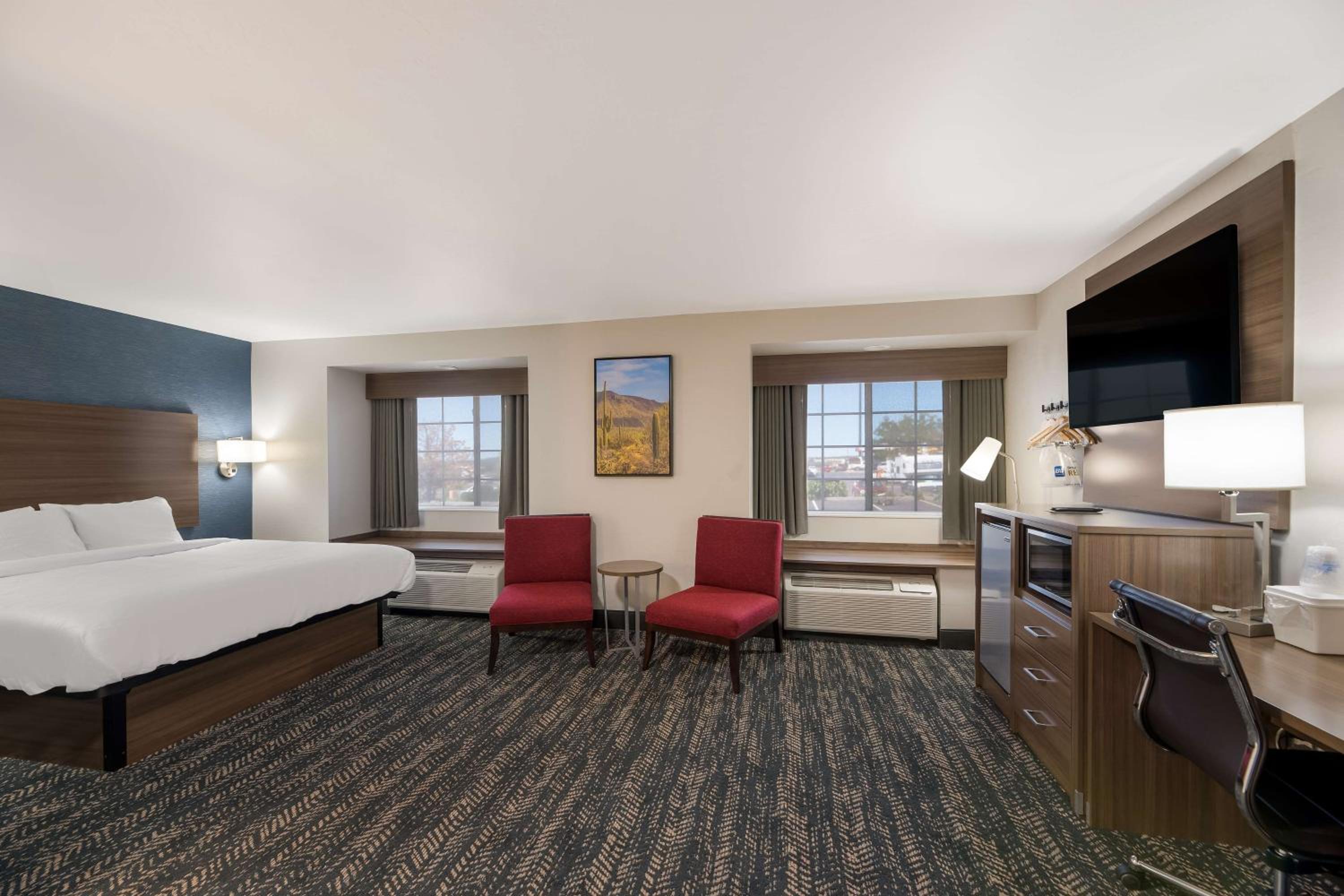 King Suite with Bunk Bed and Walk-In Shower - Non-Smoking - Photo 4