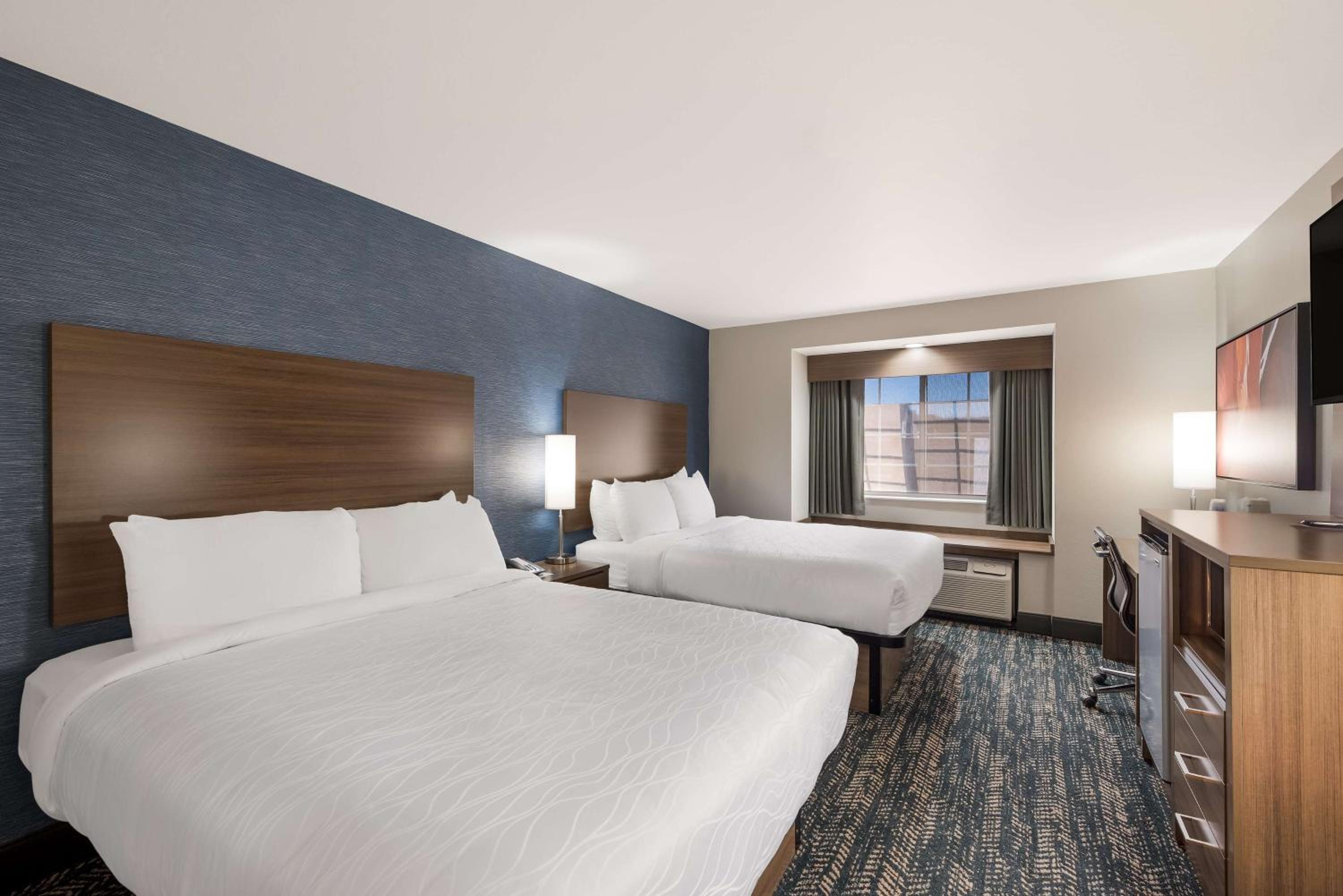 Queen Room with Two Queen Beds and Walk-In Shower - Non-Smoking - Photo 3