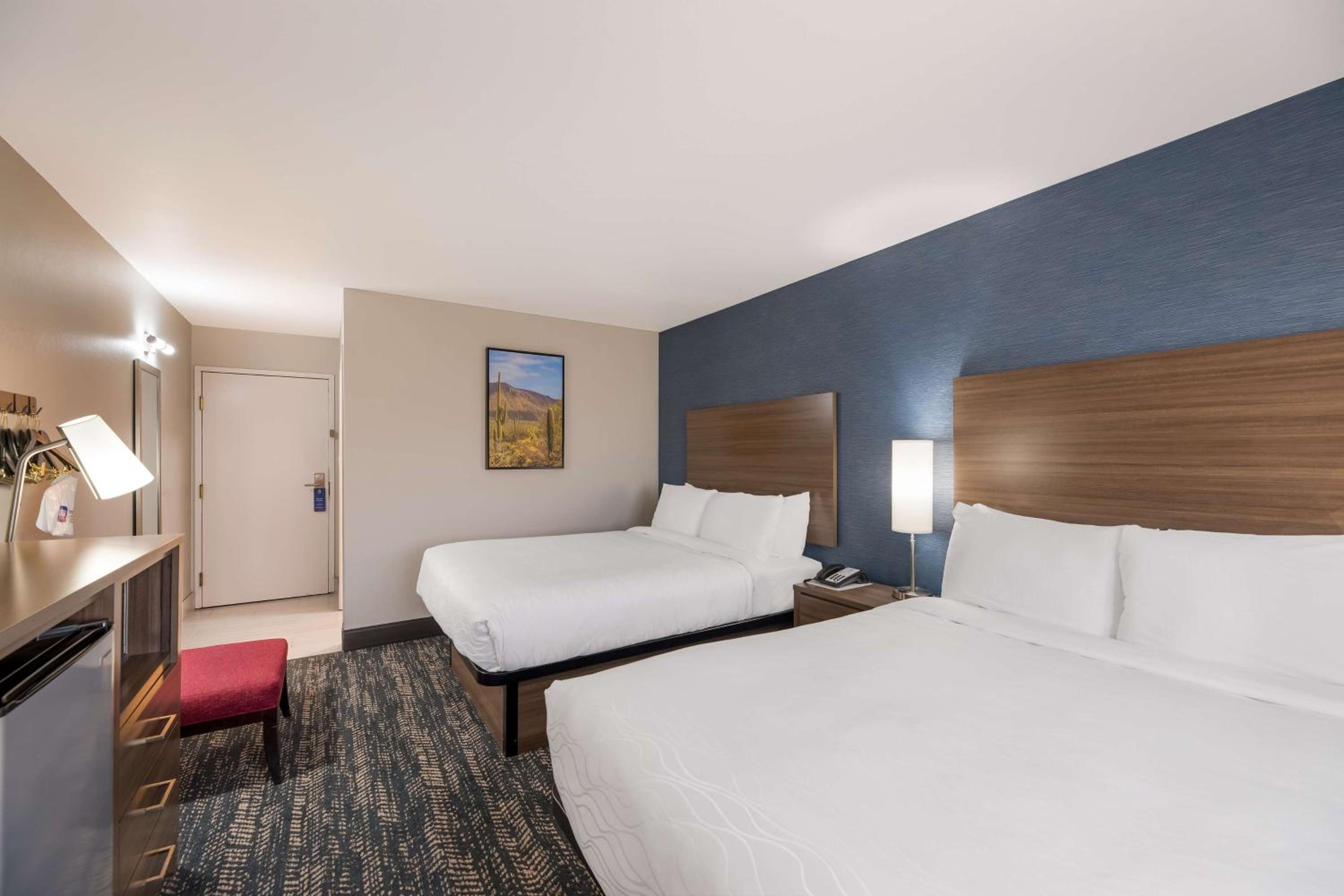 Queen Room with Two Queen Beds and Walk-In Shower - Non-Smoking - Photo 4