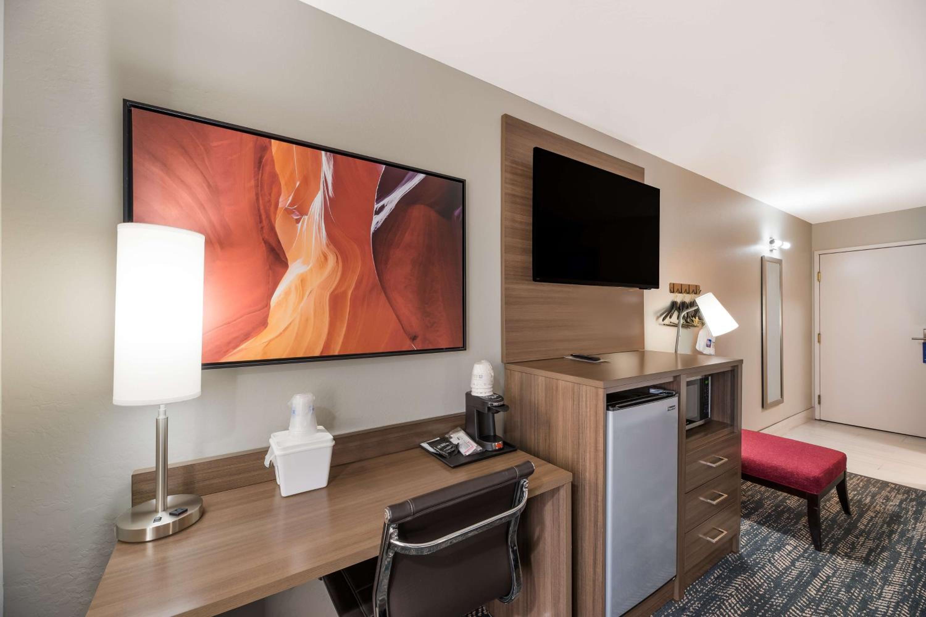 Queen Room with Two Queen Beds and Walk-In Shower - Non-Smoking - Photo 1