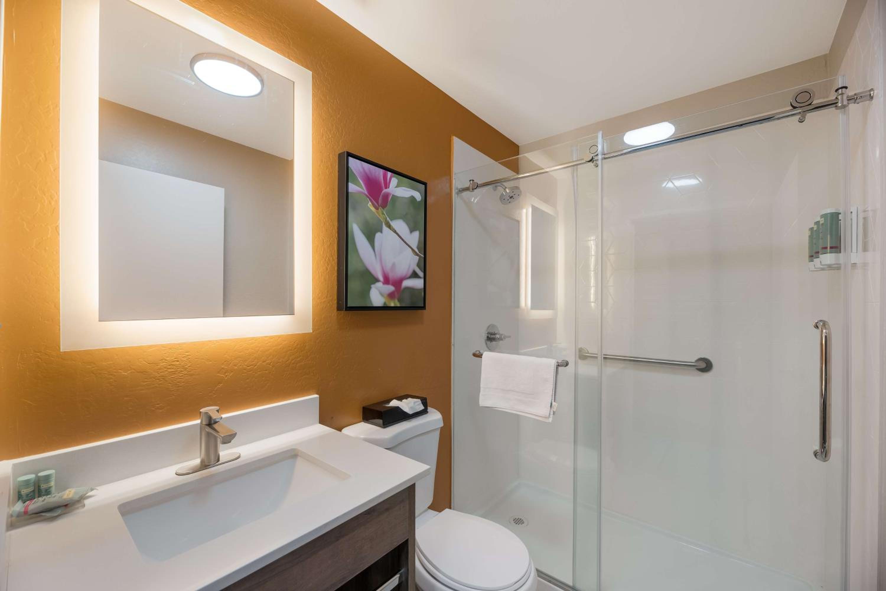 Queen Room with Two Queen Beds and Walk-In Shower - Non-Smoking - Photo 2