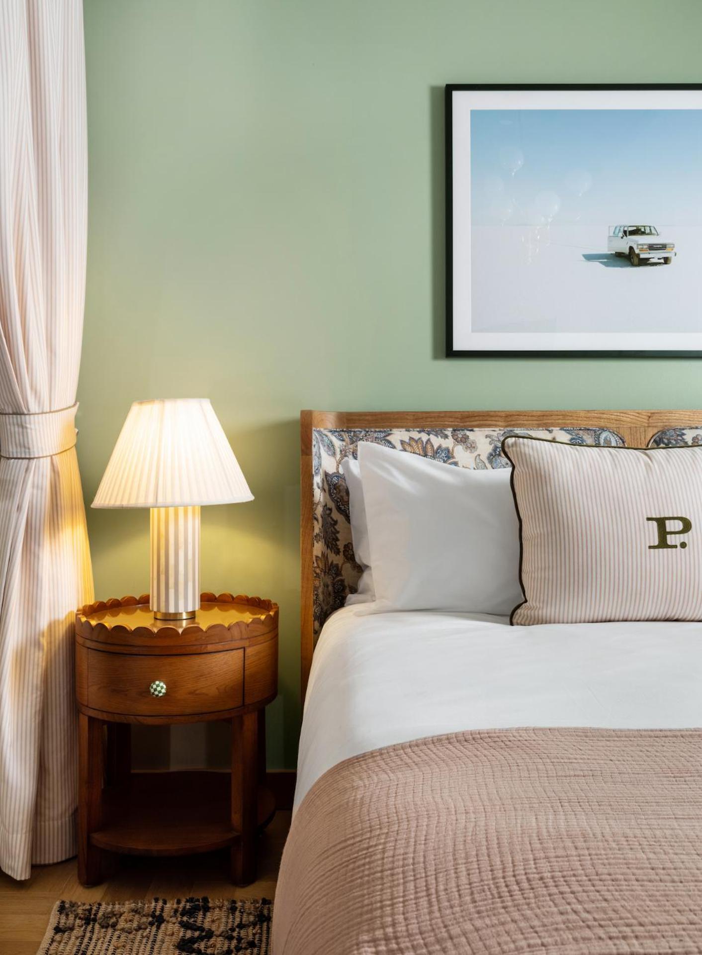 Standard King Room - Photo 7